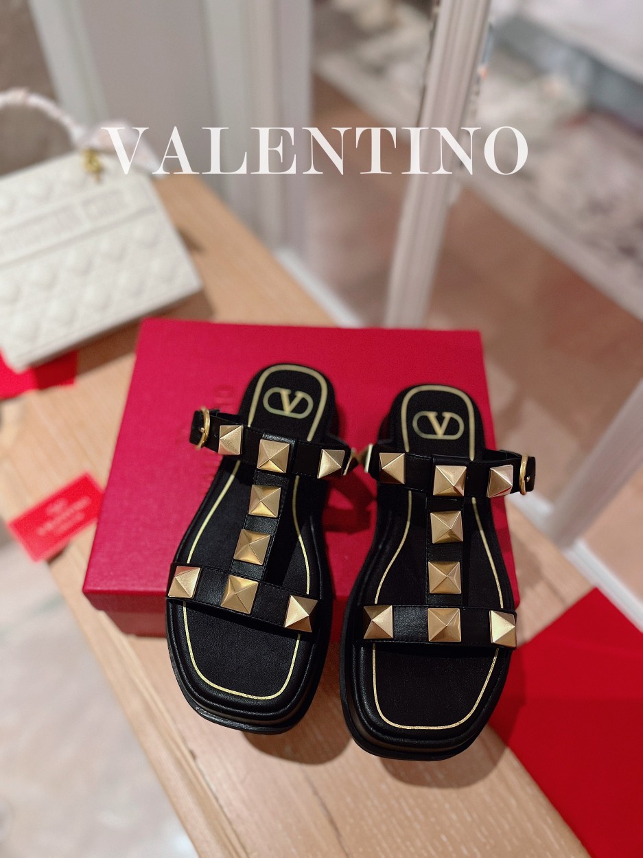 Valentino.华天伦奴专柜最新春款系列V家火铆爆钉金属元素厚底凉鞋.上脚大气奢华艳丽.细节完美.精