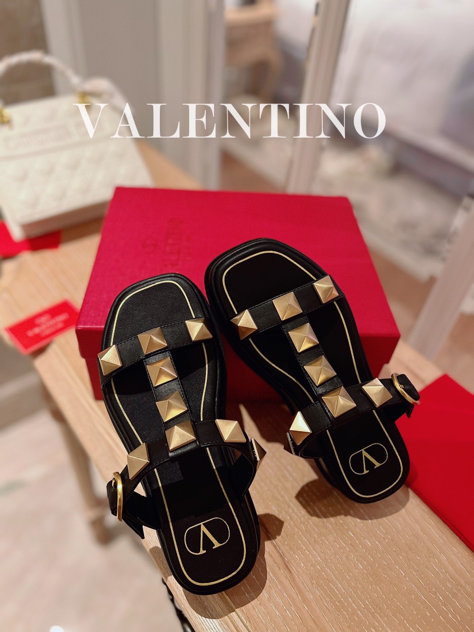 Valentino.华天伦奴专柜最新春款系列V家火铆爆钉金属元素厚底凉鞋.上脚大气奢华艳丽.细节完美.精