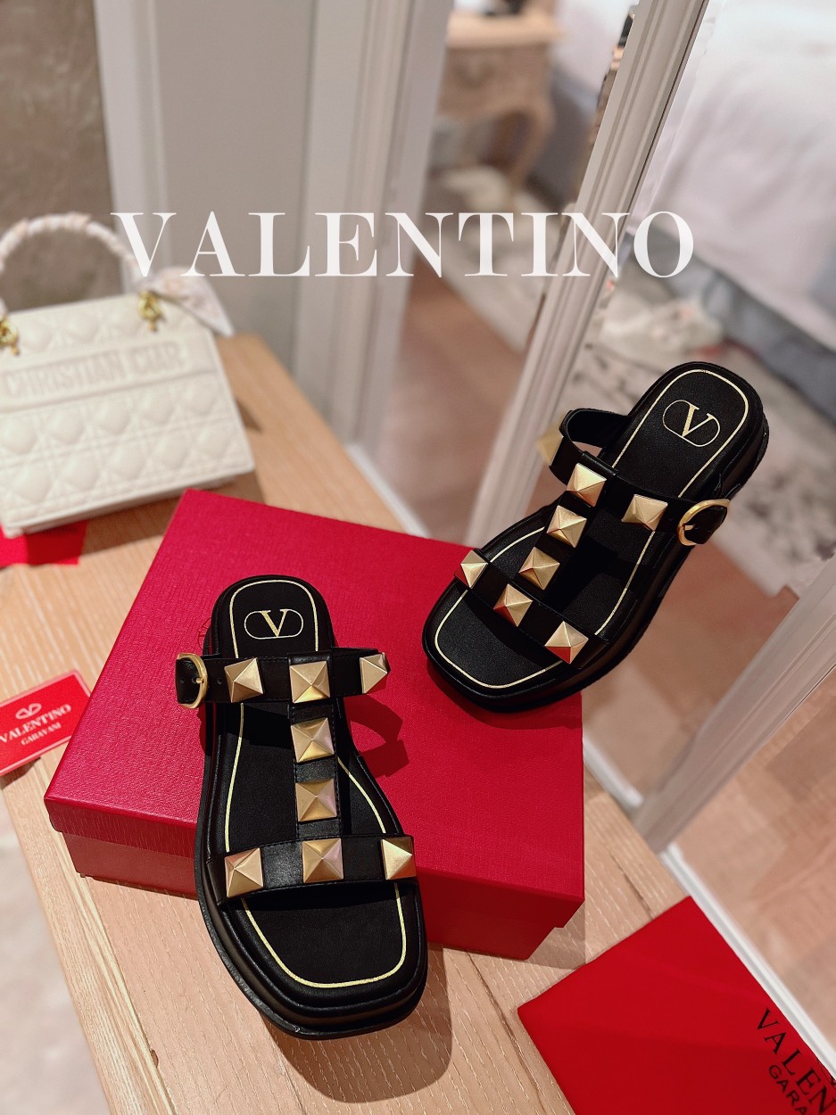 Valentino.华天伦奴专柜最新春款系列V家火铆爆钉金属元素厚底凉鞋.上脚大气奢华艳丽.细节完美.精