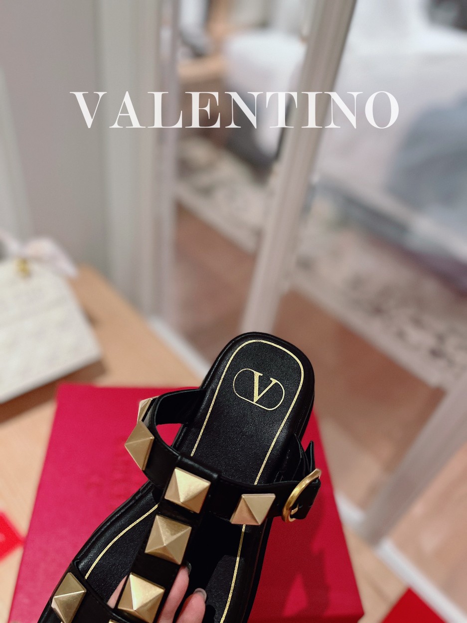 Valentino.华天伦奴专柜最新春款系列V家火铆爆钉金属元素厚底凉鞋.上脚大气奢华艳丽.细节完美.精