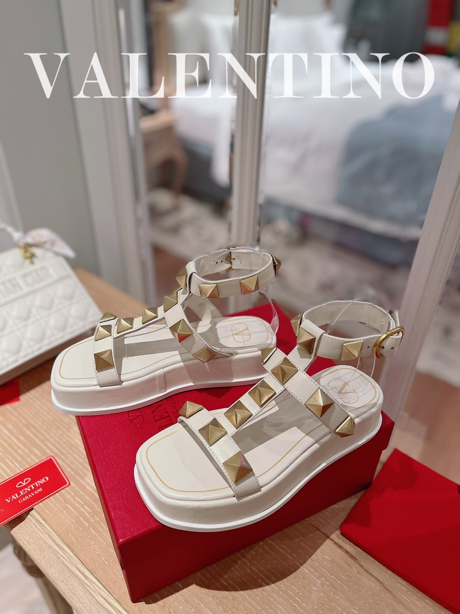 Valentino.华天伦奴专柜最新春款系列V家火铆爆钉金属元素厚底凉鞋.上脚大气奢华艳丽.细节完美.精