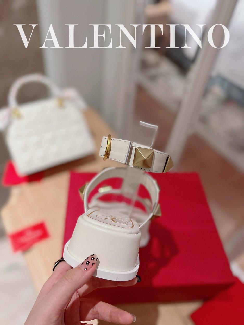 Valentino.华天伦奴专柜最新春款系列V家火铆爆钉金属元素厚底凉鞋.上脚大气奢华艳丽.细节完美.精