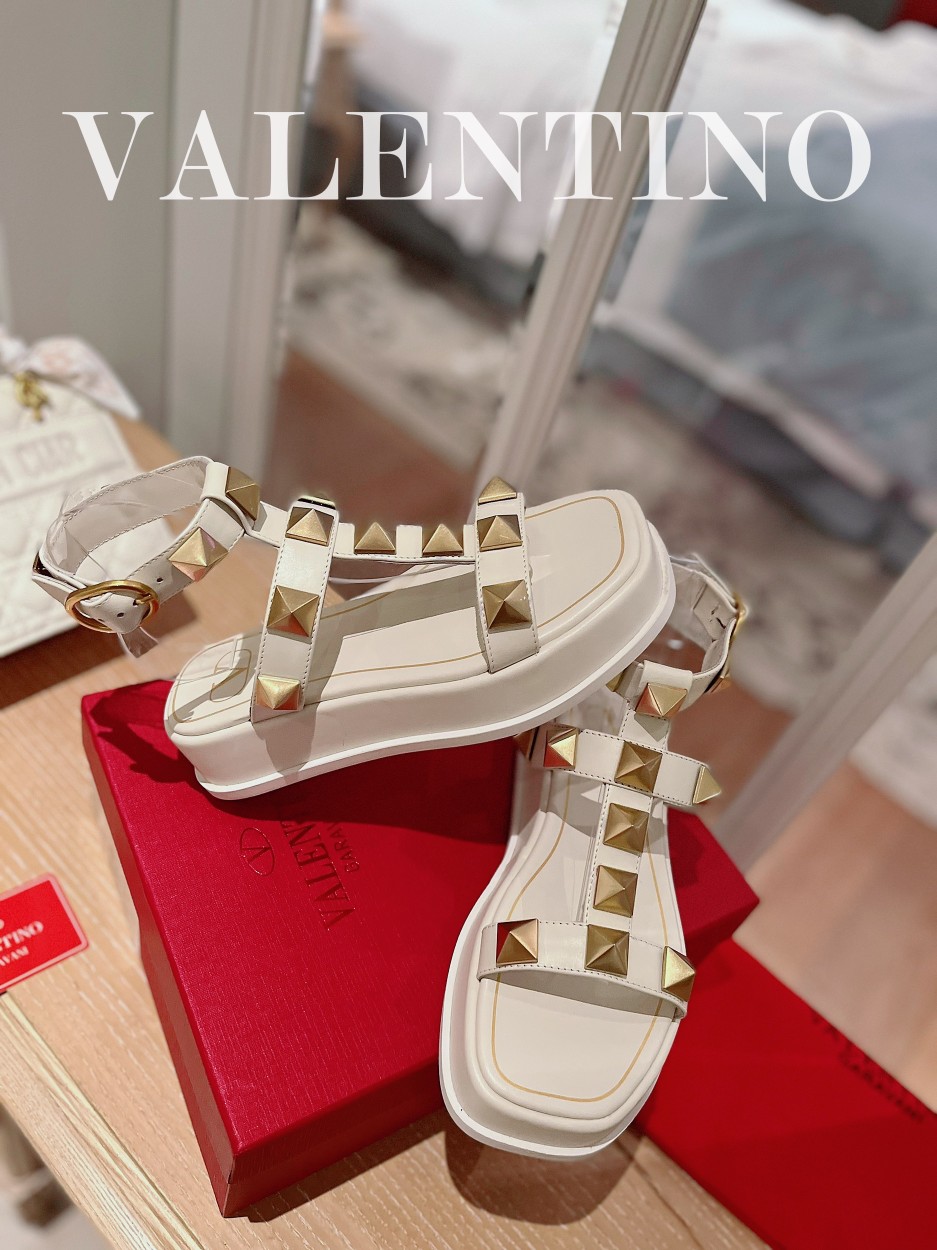 Valentino.华天伦奴专柜最新春款系列V家火铆爆钉金属元素厚底凉鞋.上脚大气奢华艳丽.细节完美.精