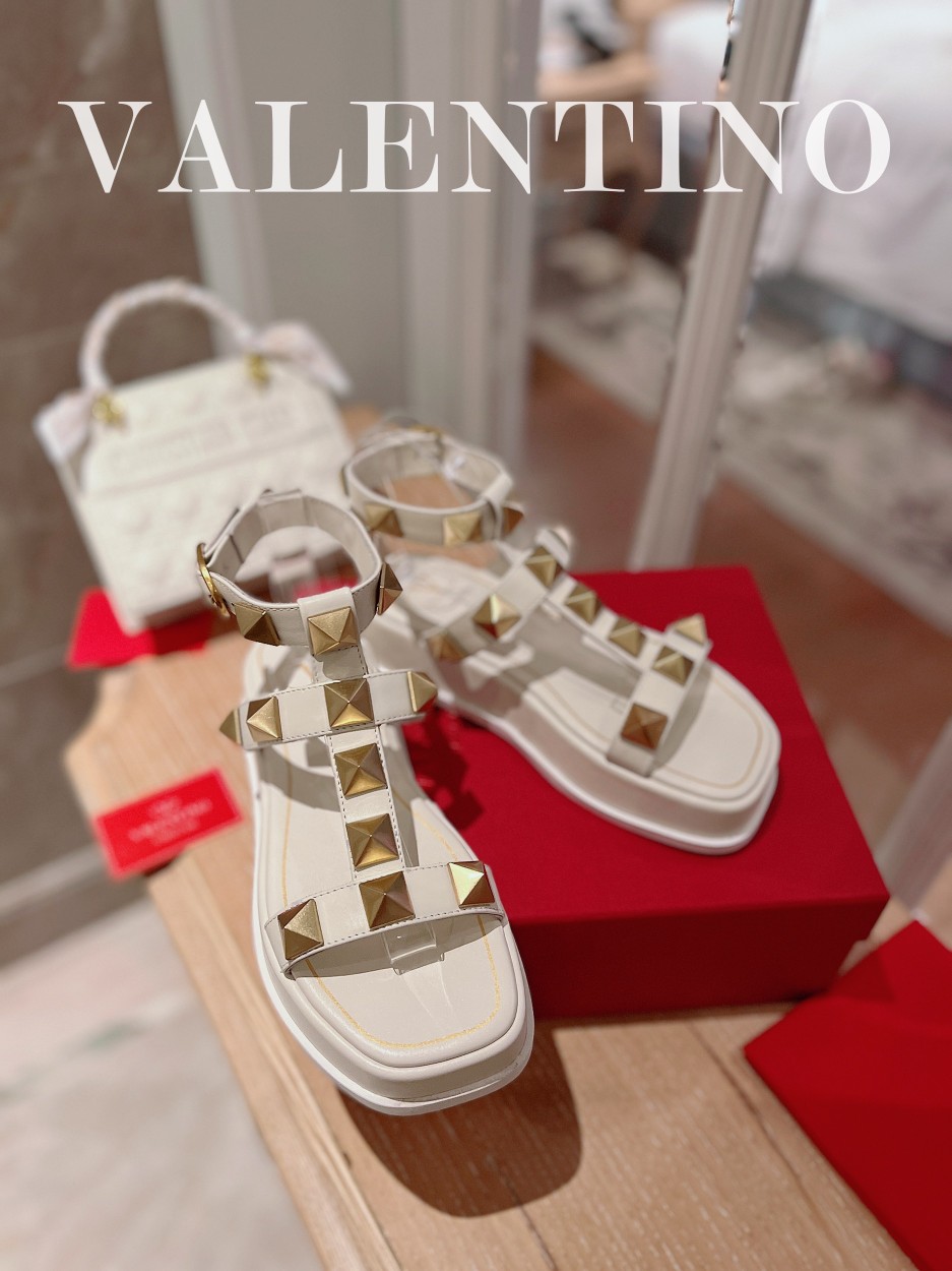 Valentino.华天伦奴专柜最新春款系列V家火铆爆钉金属元素厚底凉鞋.上脚大气奢华艳丽.细节完美.精