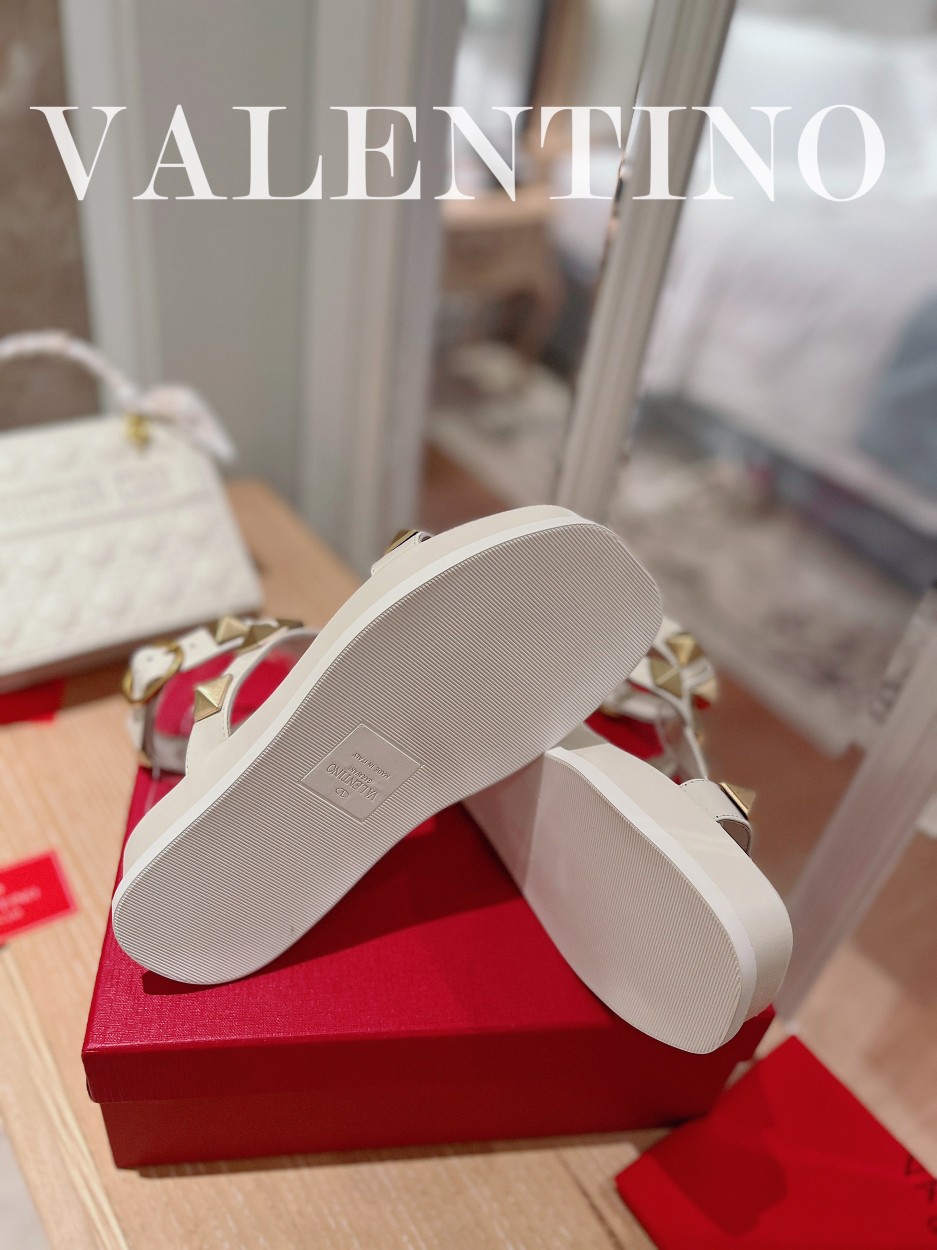 Valentino.华天伦奴专柜最新春款系列V家火铆爆钉金属元素厚底凉鞋.上脚大气奢华艳丽.细节完美.精