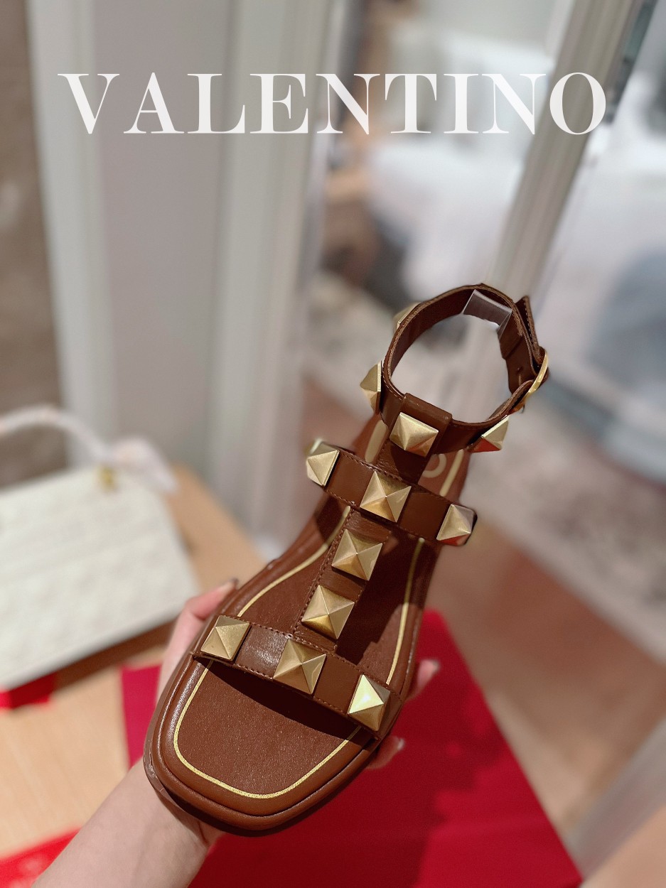 Valentino.华天伦奴专柜最新春款系列V家火铆爆钉金属元素厚底凉鞋.上脚大气奢华艳丽.细节完美.精