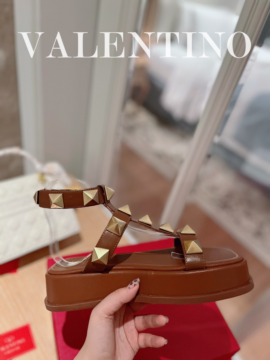 Valentino.华天伦奴专柜最新春款系列V家火铆爆钉金属元素厚底凉鞋.上脚大气奢华艳丽.细节完美.精