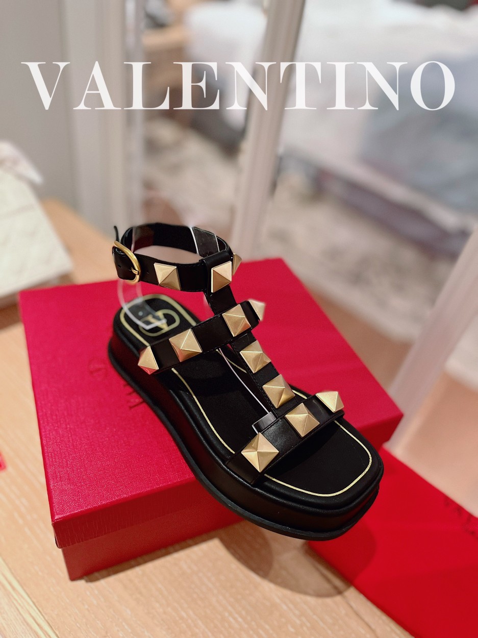 Valentino.华天伦奴专柜最新春款系列V家火铆爆钉金属元素厚底凉鞋.上脚大气奢华艳丽.细节完美.精