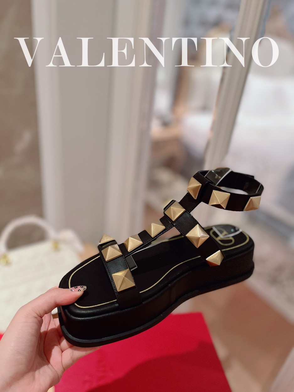 Valentino.华天伦奴专柜最新春款系列V家火铆爆钉金属元素厚底凉鞋.上脚大气奢华艳丽.细节完美.精