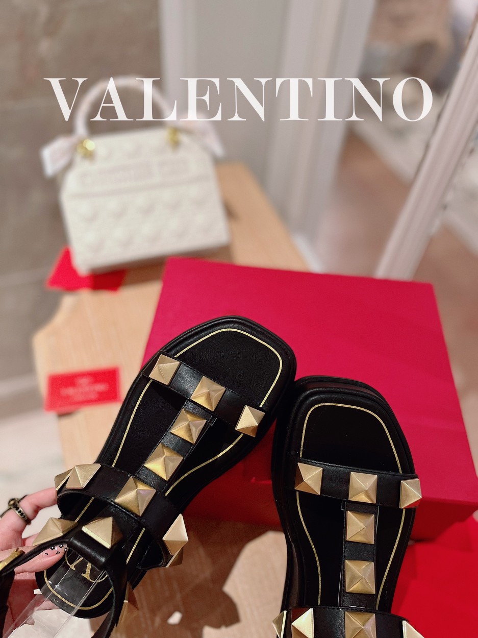 Valentino.华天伦奴专柜最新春款系列V家火铆爆钉金属元素厚底凉鞋.上脚大气奢华艳丽.细节完美.精