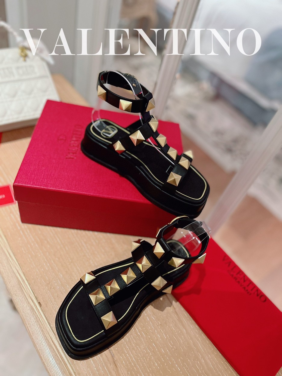 Valentino.华天伦奴专柜最新春款系列V家火铆爆钉金属元素厚底凉鞋.上脚大气奢华艳丽.细节完美.精