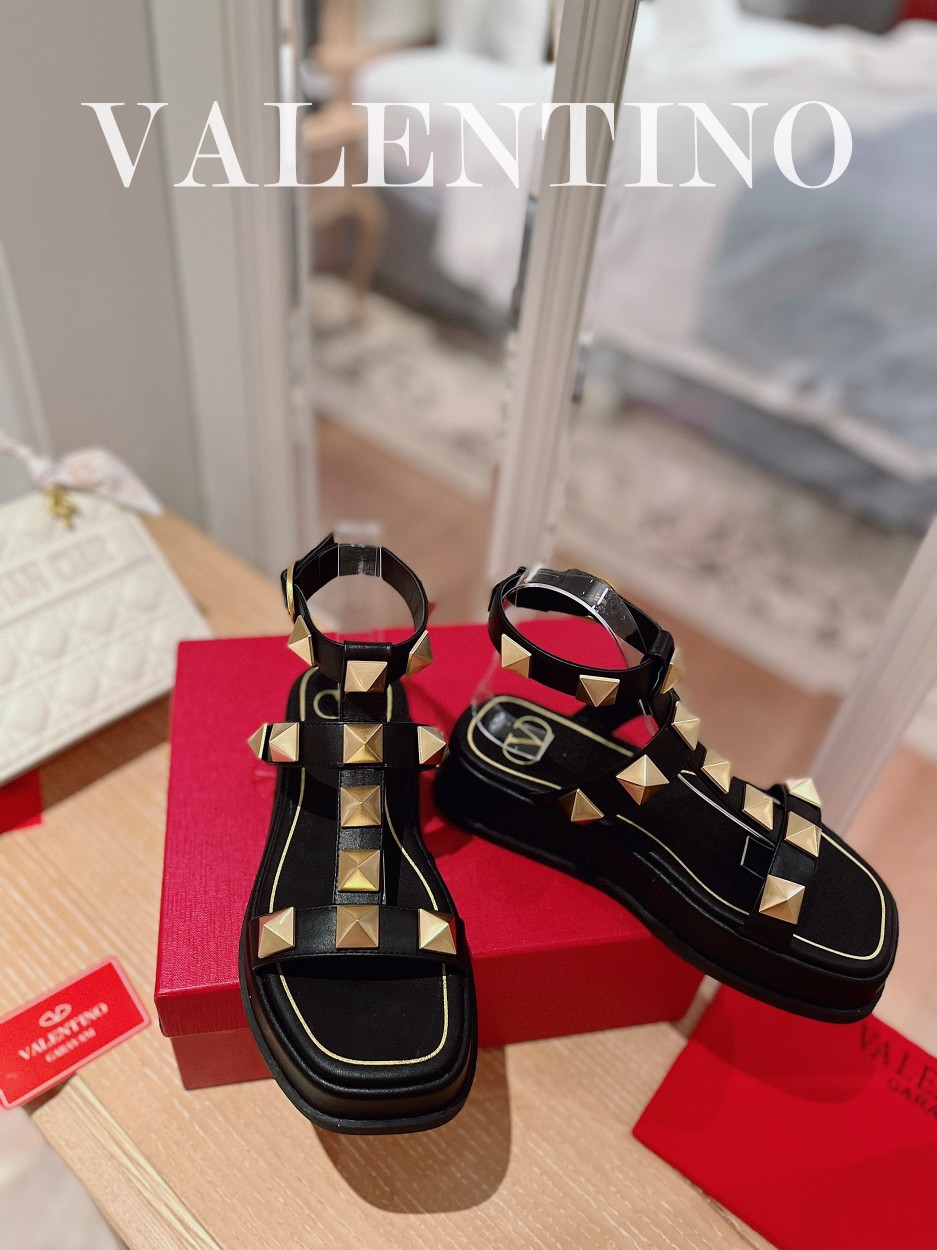 Valentino.华天伦奴专柜最新春款系列V家火铆爆钉金属元素厚底凉鞋.上脚大气奢华艳丽.细节完美.精