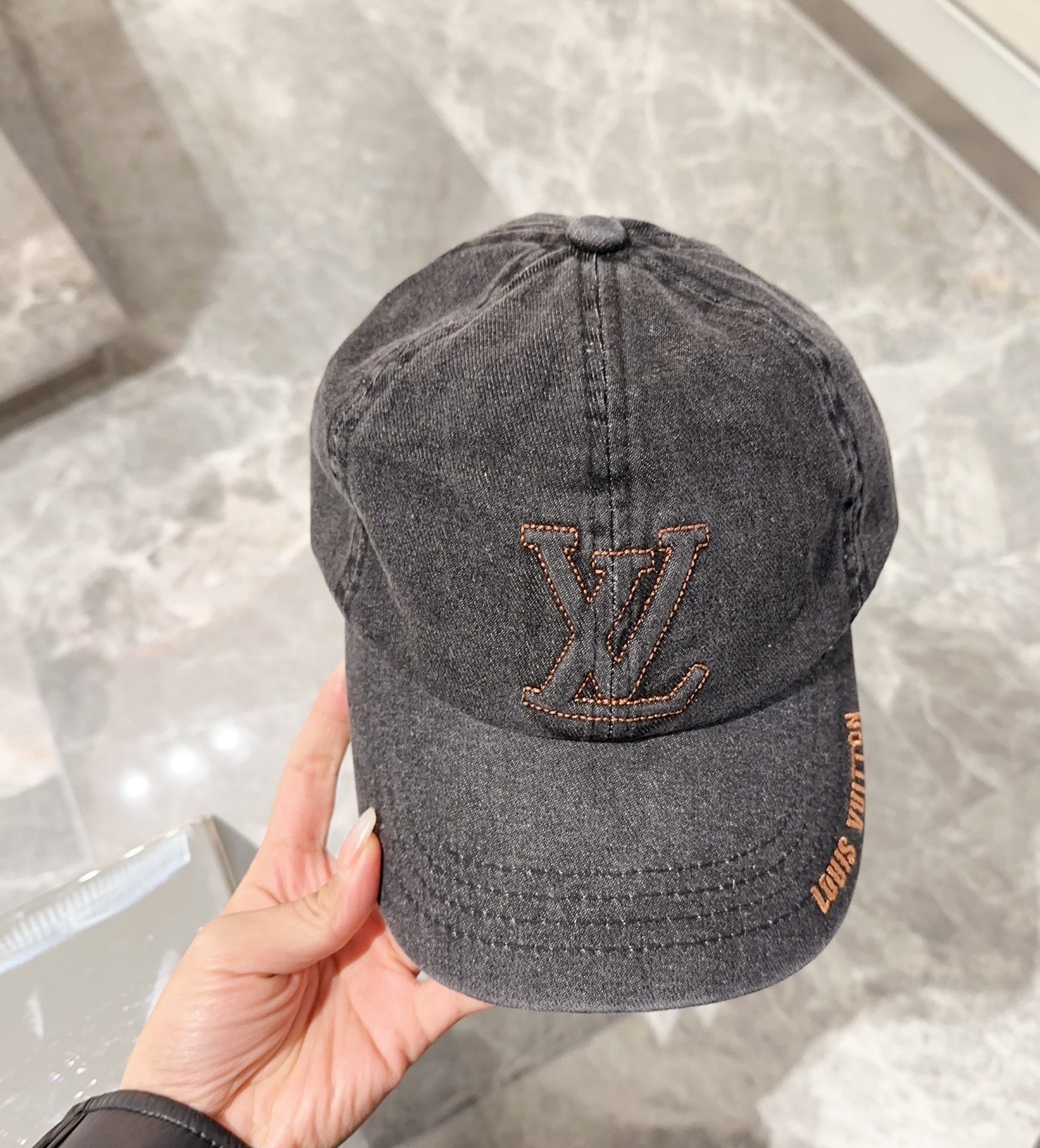 NO:191458,Louis Vuitton LV, denim, styles that can be worn for many years, fashionable high-end hats, fisherman hats, baseball hats, knit hats, hats, louis vuitton, louis vuitton, espadrilles, hats19860909路易威登 LV,牛仔布,可以戴N多年的款式,时尚高端帽子渔夫帽棒球帽针织帽,帽子,louis vuitton,louis vuitton,espadrilles,hats,hat