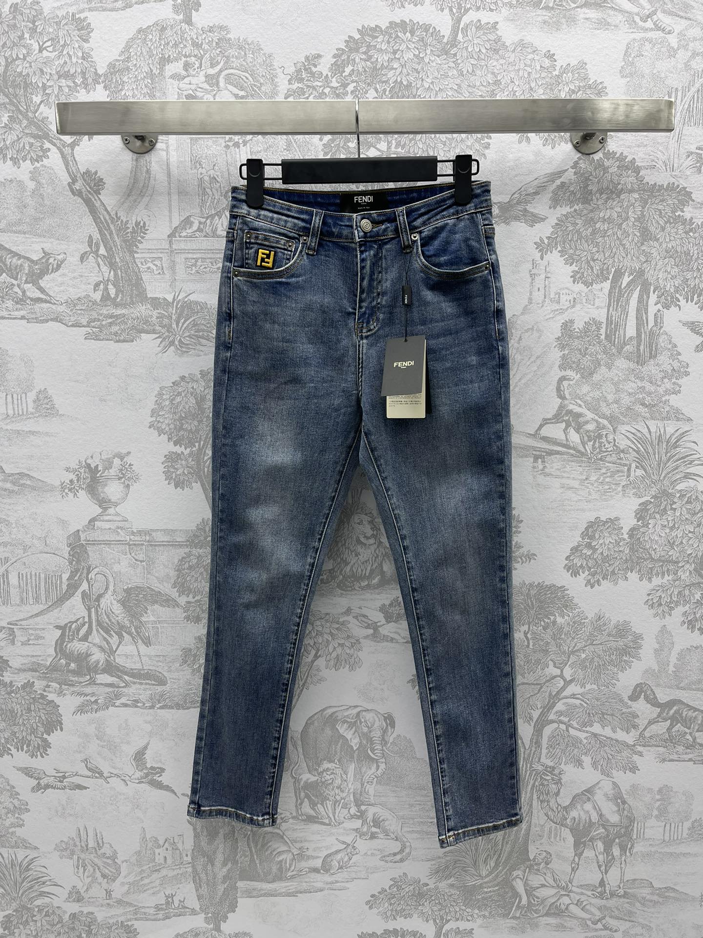 NO:696641,Fend* new product launches embroidered stretch jeans customized with YB imported twill cotton denim material. Stretchy and comfortable. Decorated with embroidered letters on the front pockets. The dream dragon embroidery on the back echoes the Fenpokemon joint series. The upper body is younger and more youthful. The development of surface accessories. Stretch leg pants style tailoring. Slim and versatile. High version 2 colors,,fendi,jeans,19860909Fend*新品上架刺绣弹力牛仔裤定制YB进口斜纹棉牛仔材质 弹力舒适 饰以前幅口袋刺绣字母 背后梦龙刺绣呼应 Fenpokemon联名系列 上身减龄青春 面辅料开发 弹力小脚裤版型剪裁 显瘦百搭  高版本2色,,fendi,jeans,,Women's clothing