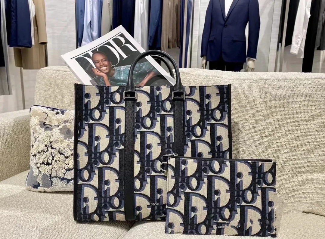 Diors tote can be worn cross-body, extra points