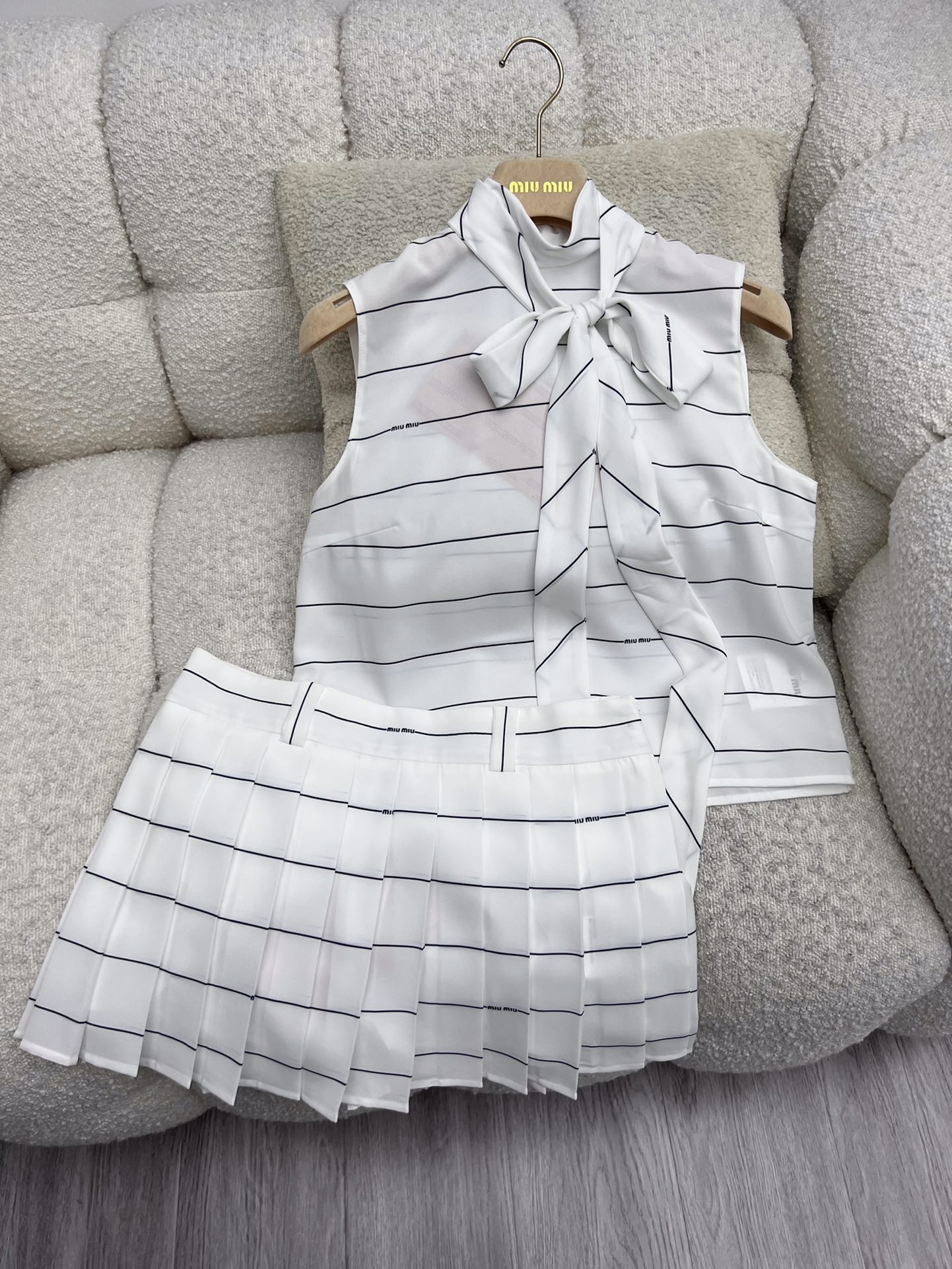 miumi*条纹背心套裙Sable条纹系列褶裥与条纹设计相结合为这款迷你半裙赋予动感活力smlzsdqwesdjbzldbdeldyde