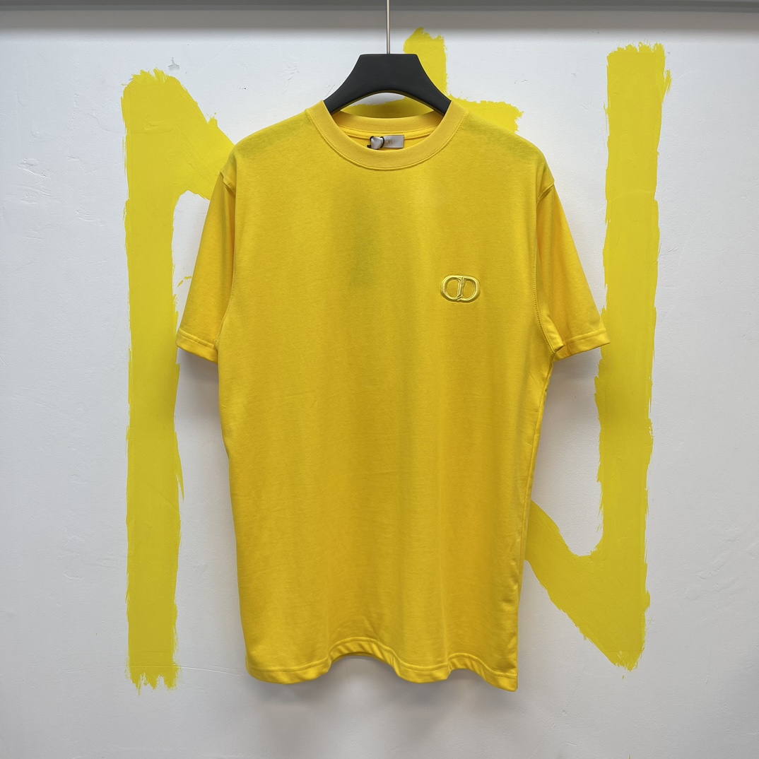 Camiseta DIOR holgada tejido de punto de algodón amarillo CD Icon bordado TALLA: S-XL Esta camiseta amarilla combina el…