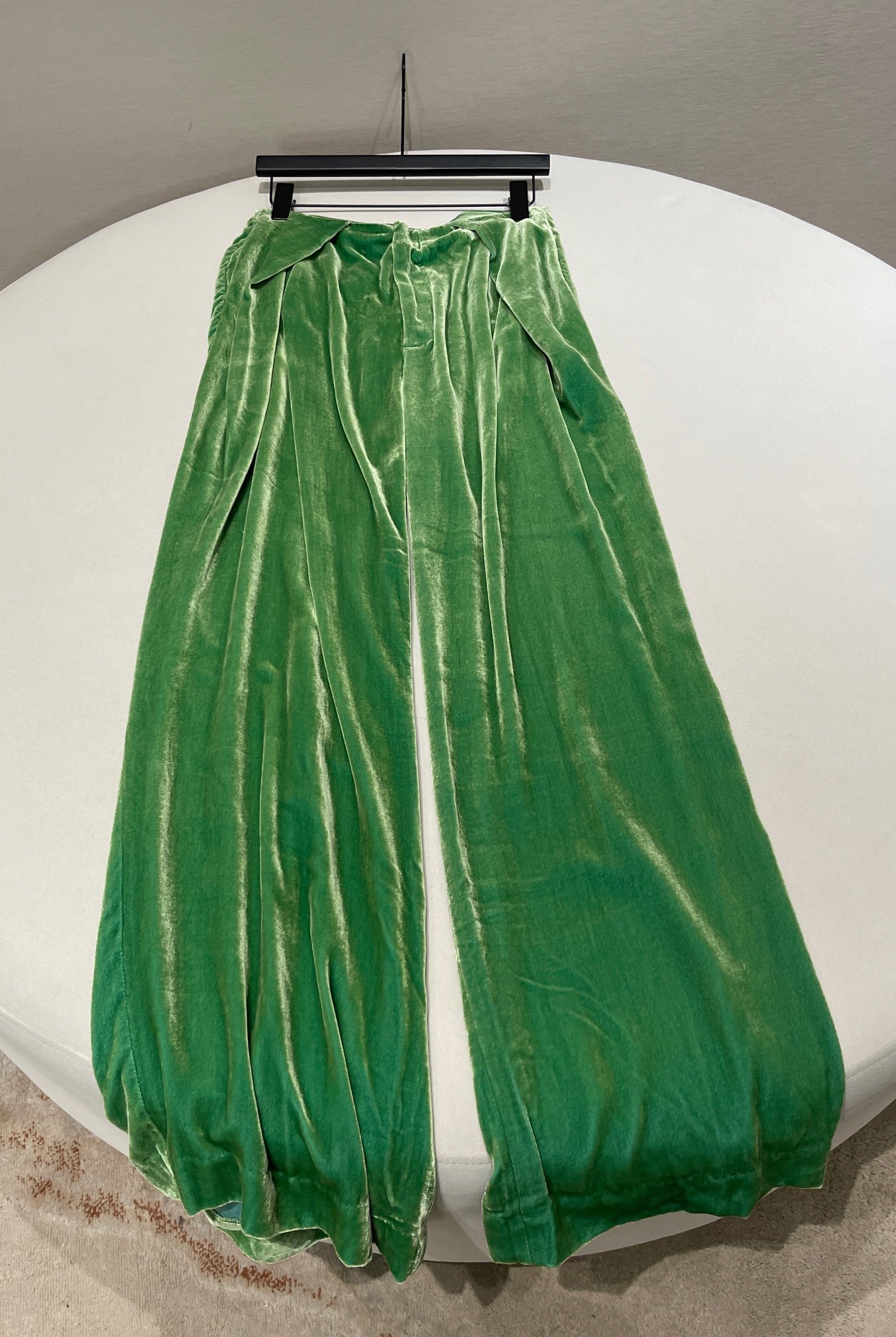 HKPsldyzq  尺码：S.M.L马凯 设计师品牌 青竹绿真丝丝绒阔腿裤超美的一条丝绒阔腿裤，穿起来放松，纵容丝绒穿起来的光芒与美感，盈盈波动的流光，在朴素中成为惊艳的主角。定染青竹绿（市面上没有的）对版定染，超显肤色，越穿越白！你就是人群中最耀眼的存在！穿出高级感。从穿着来说，搭配上身毛衣或者衣衫，雅致又美感又不失优雅松弛舒适！慵懒的丝绒微阔腿裤是，一直想要尝试和拥有的款式 ，真丝丝绒面料无疑多说它设计大家的挚爱，因为它的垂坠感、绒感和柔软感都会带给肌肤舒适的感觉。可搭配同系列