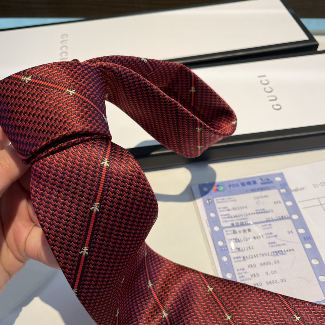 配包装男士领带系列稀有采用专柜经典主题动物蜜蜂绣花展现精湛手工与时尚优雅的理想选择这款领带将标志性完美的