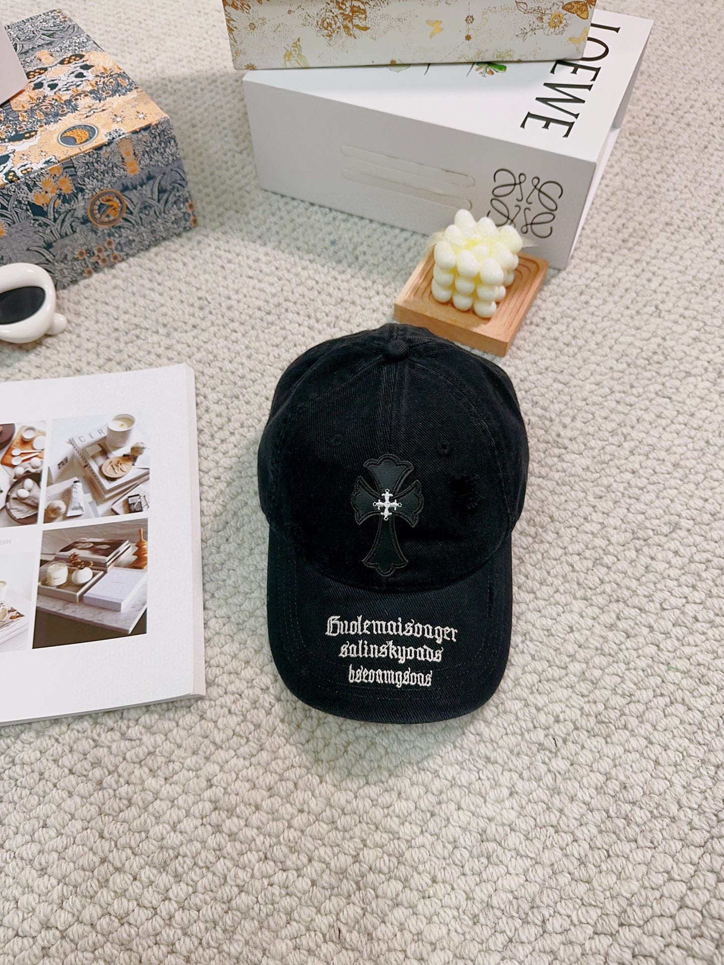 NO:191832,Crowxin's new ripped street style cotton baseball cap, personalized and fashionable style, classic cross logo, casual and cool feeling, neutral style, same style for men and women!  A variety of colors, super easy to match!  Material: Cotton Head circumference: 56-58cm hat Fisherman hat Baseball hat Knitted hat, hat, chrome hearts, espadrilles, hats19860909克罗心新款破洞街头风棉布棒球帽,个性时尚款 经典十字架标志,休闲带点酷酷的感觉,中性款 男女同款！多种色系,超好搭！ 材质:棉 头围:56-58cm均可帽子渔夫帽棒球帽针织帽,帽子,chrome hearts,espadrilles,hats,hat