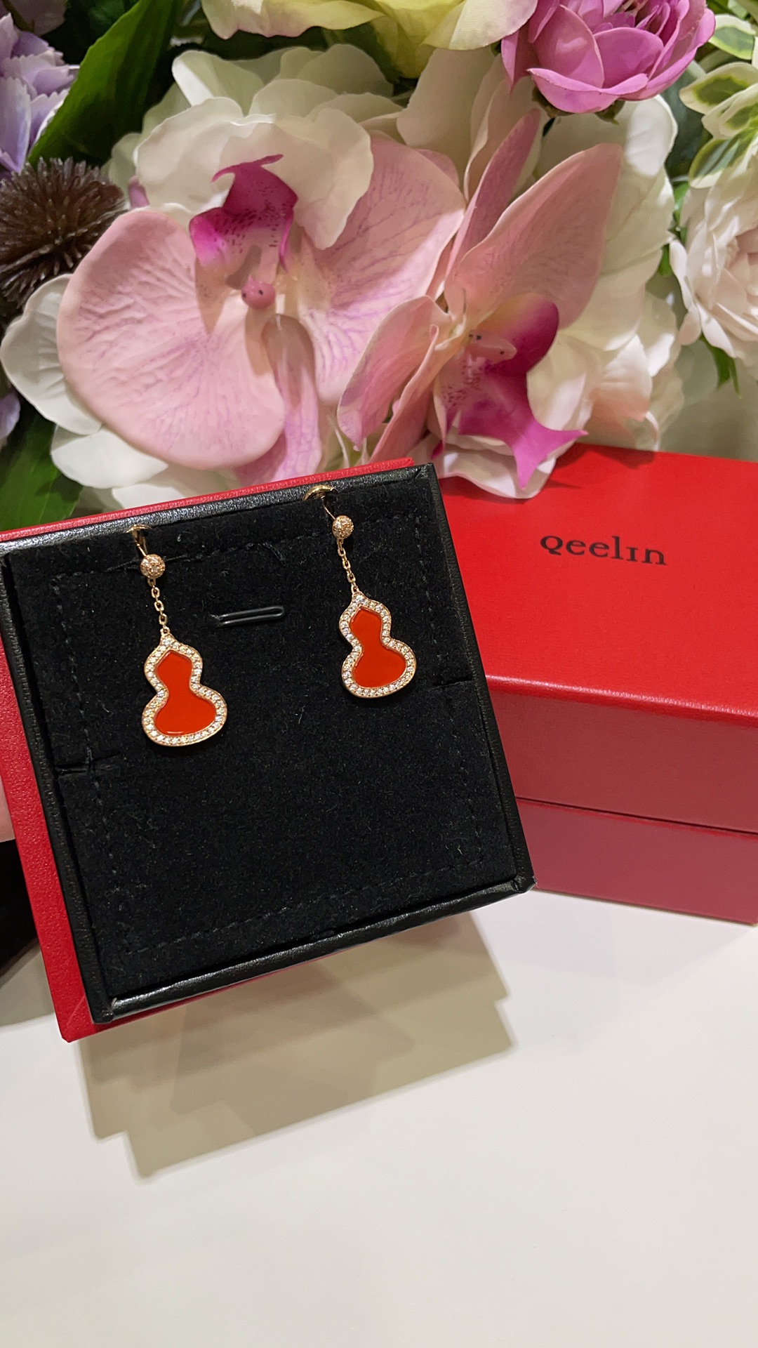 NO:631438,88260, the same style as Liu Shishi arrived today Qeelin Kirin's new rhinestone red gourd pendant rose gold earrings Wulu is a homophone of 'Fu Lu', which symbolizes good luck. The bright red tone is festive and white, interpreting traditional Chinese aesthetics zp real gold and real diamonds Single price Customized S925 silver material gold-plated natural chalcedony, qeelin, gold plating, Cardia high-end jewelry1986090988260,今日到货刘诗诗同款 Qeelin麒麟新款水钻红色葫芦吊坠玫瑰金耳钉 Wulu谐音“福禄” 象征着好运连连 明亮红色调喜庆又显白 演绎中式传统美学 zp真金真钻 单只价格 定制款S925银材质镀金天然玉髓,,qeelin,gold plating,卡迪亚高端饰品,Jewelry