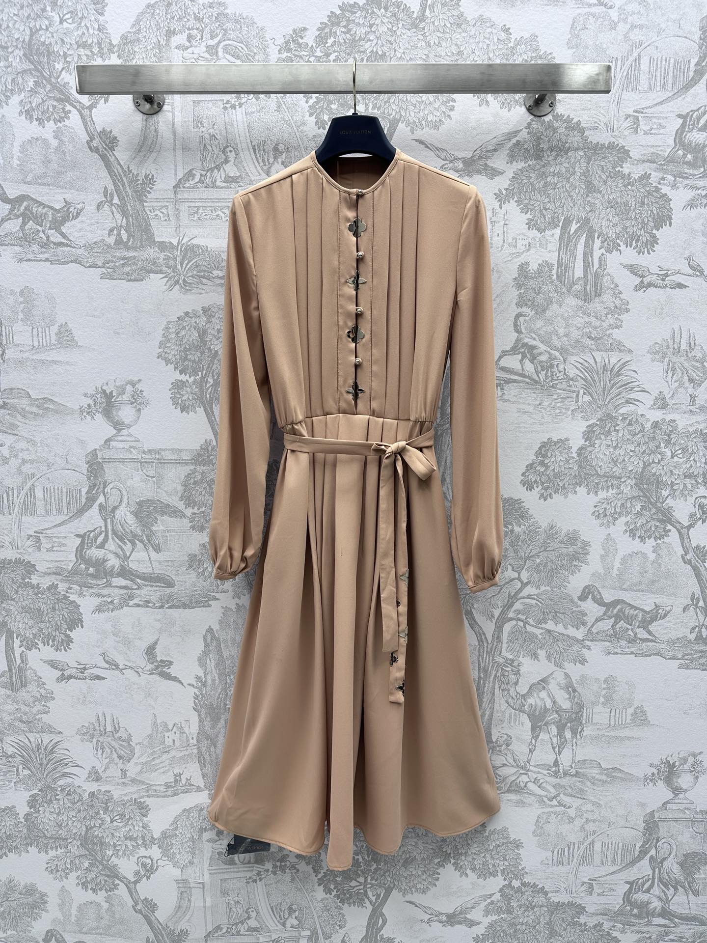 NO:696624,Louis Vuitto* new product launches pleated strap dress 24 early spring series. Customized YB imported twill thick material. Processed. The fabric is silky and smooth. The front panel is decorated with pleated processing. The brand logo metal coin buckle decoration restores the appearance. The upper body is slim and has a sense of design. The metal coin belt is adjustable. Casual shape. The upper body is elegant and foreign-style. The upper body is elegant and foreign. It is a holiday and casual long skirt with an elegant and soft upper body.  High version 3 colors,,louis vuitton,skirts,19860909Louis Vuitto*新品上架压褶绑带连衣裙24早春系列 定制YB进口斜纹稠材质 工艺处理 面料丝滑垂顺 前幅饰以压褶处理 品牌标识金属钱币襟扣装饰 还原品相 上身显瘦之余又很有设计感 本布金属钱币腰带调节 随意造型 长到脚裸设计 上身优雅洋气 穿搭出高贵气质风格 一款度假休闲都气质长裙 上身飘逸柔美  高版本3色,,louis vuitton,skirts,,Women's clothing