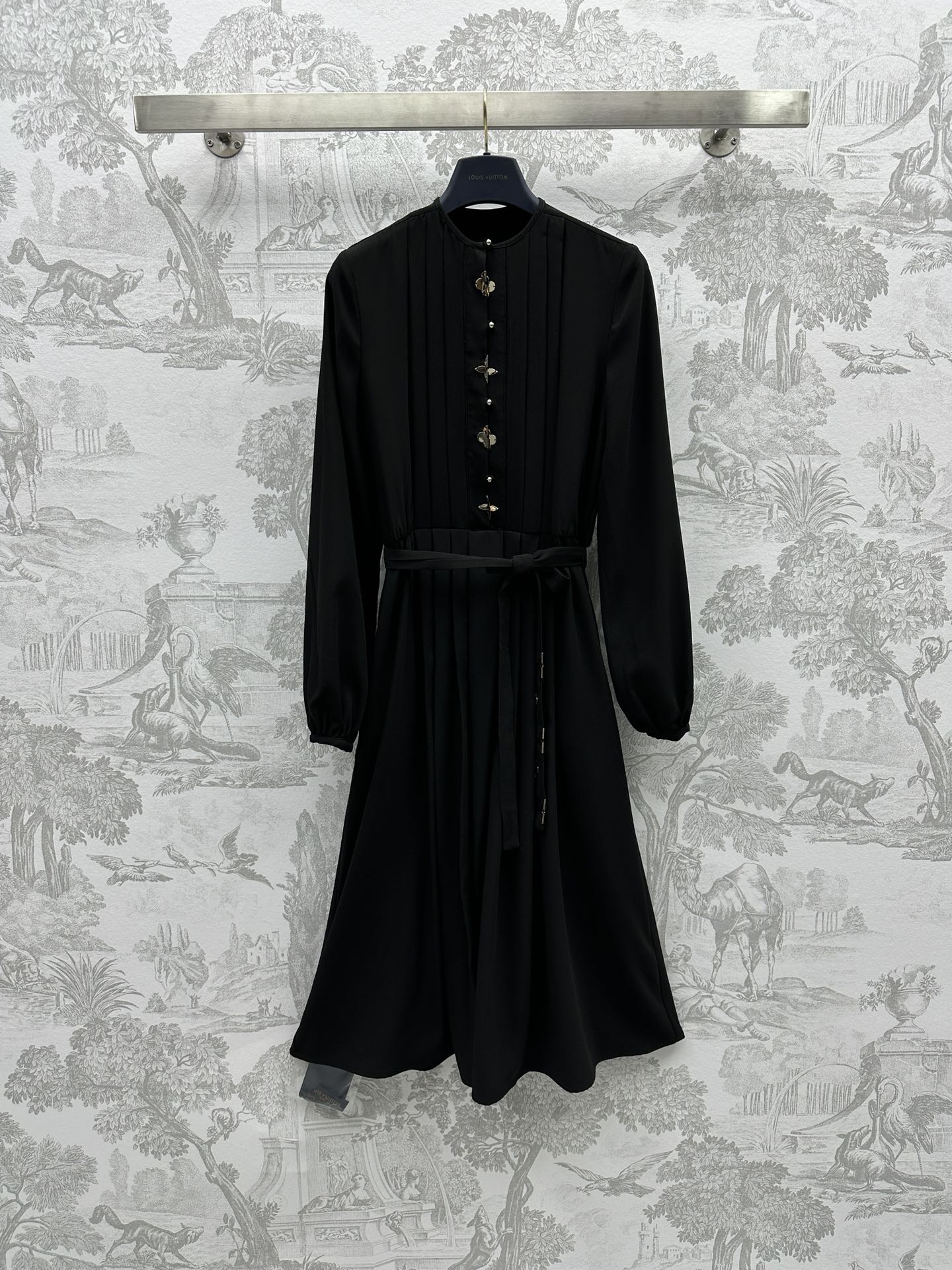 NO:696633,Louis Vuitto* new product launches pleated strap dress 24 early spring series. Customized YB imported twill thick material. Processed. The fabric is silky and smooth. The front panel is decorated with pleated processing. The brand logo metal coin buckle decoration restores the appearance. The upper body is slim and has a sense of design. The metal coin belt is adjustable. Casual shape. The upper body is elegant and foreign-style. The upper body is elegant and foreign. It is a holiday and casual long skirt with an elegant and soft upper body.  High version 3 colors,,loro piana,skirts,19860909Louis Vuitto*新品上架压褶绑带连衣裙24早春系列 定制YB进口斜纹稠材质 工艺处理 面料丝滑垂顺 前幅饰以压褶处理 品牌标识金属钱币襟扣装饰 还原品相 上身显瘦之余又很有设计感 本布金属钱币腰带调节 随意造型 长到脚裸设计 上身优雅洋气 穿搭出高贵气质风格 一款度假休闲都气质长裙 上身飘逸柔美  高版本3色,,loro piana,skirts,,Women's clothing