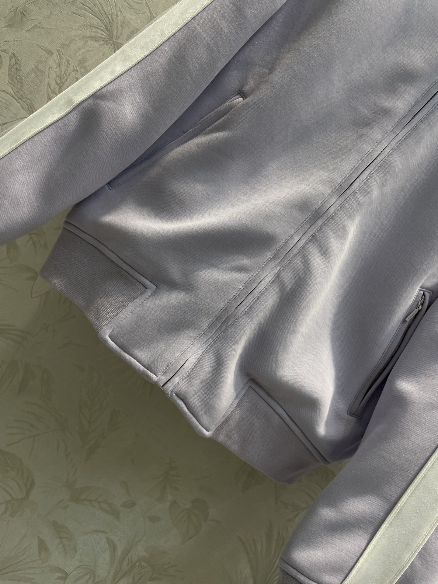 LW24春夏淡紫色运动套装休闲运动全兼备夹克外套搭配阔腿长裤版型非常不挑人颜色也是超显白撞色的白条彰显线