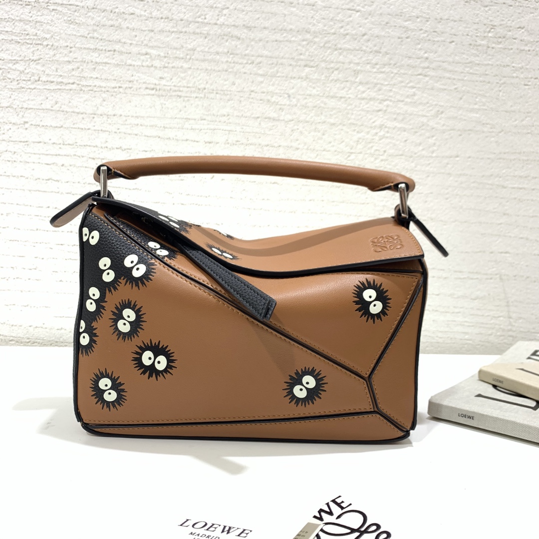 A few have arrived again, and Loewe's special limited edition "Elf Puzzle" series is shipped. It is made of classic calfskin, using precise cutti