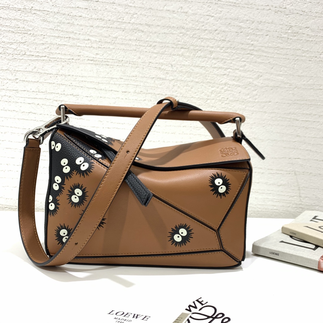 A few have arrived again, and Loewe's special limited edition "Elf Puzzle" series is shipped. It is made of classic calfskin, using precise cutti