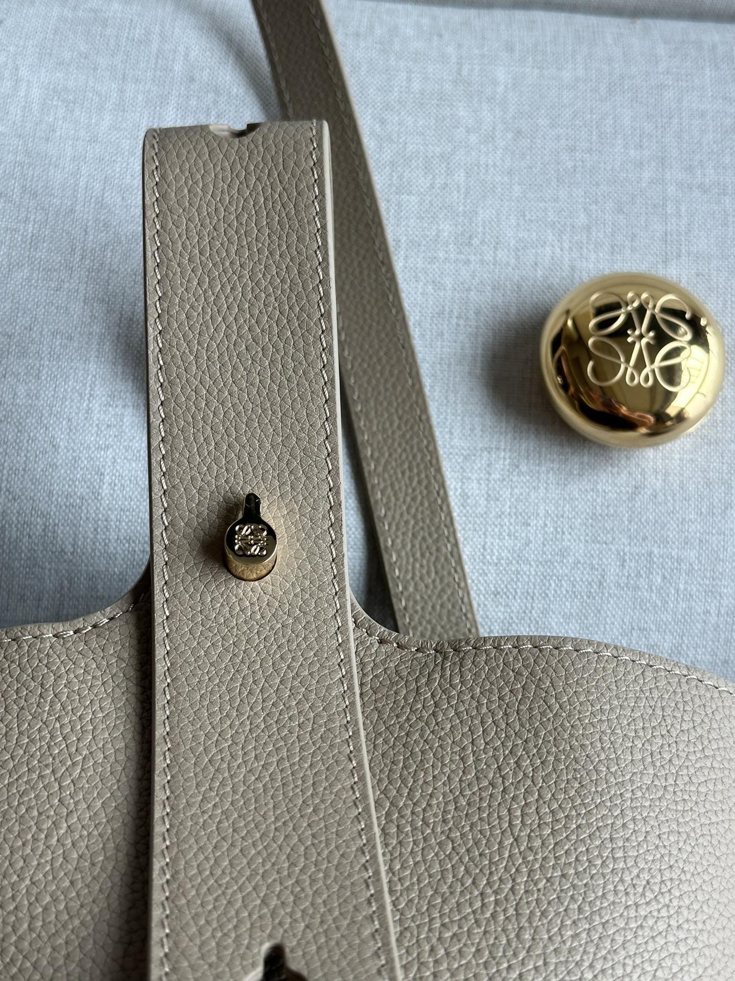 NO:179427,Mini Soft Grain Cowhide Leather Pebble Bucket Handbag Pebble cleverly combines pure simple lines with eye-catching design style to create a unique and innovative handbag design. The iconic Anagram engraving hardware combines decorative and practical functions, adjusts the length of the shoulder strap and is suitable for a variety of carrying methods. The unique twisted structure complements the delicate details. This mini version is made of soft grain cowhide. It can be cross-body, shoulder or hand-held * Adjustable removable shoulder strap * Magnetic buckle opening and closing * Inner bag * Synthetic leather lining * Anagram engraving pebble model number 332s Color sand color Size 20CM ~ 16CM ~ 13, Superior Loewe, cowhide19860909迷你柔软粒面牛皮革 Pebble Bucket 水桶手袋Pebble将纯粹的简约线条与瞩目设计风格巧妙融合造就别具一格的创新的手袋设计.标志性的 Anagram 雕刻五金件兼具装饰和实用功能,可调节肩带长度并适合多种携带方式,独特的扭曲结构与微妙的细节相得益彰.此迷你版本采用柔软粒面牛皮革制成.可斜挎、肩背或手提＊可调节可拆卸肩带＊磁扣开合＊内袋＊合成革衬里* Anagram 雕刻卵石 款号332s 颜色沙色 尺寸高20CM～袋口16CM～13,特级罗意威,loewe,cowhide,Bag