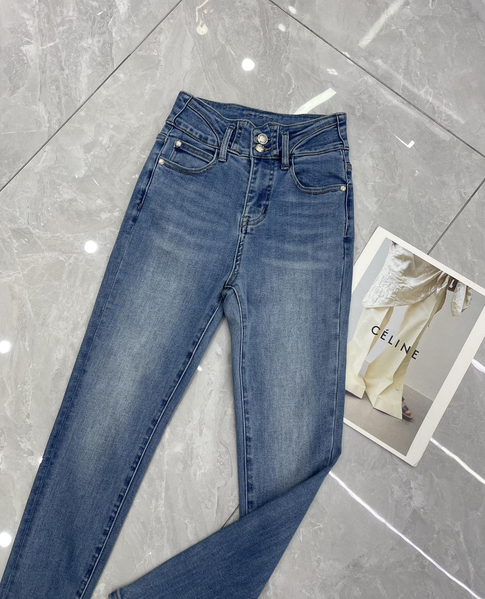 “High-End Women’s Suit with BALMAI* Double-Button Shorts and Modero Buttons” - 图片 5
