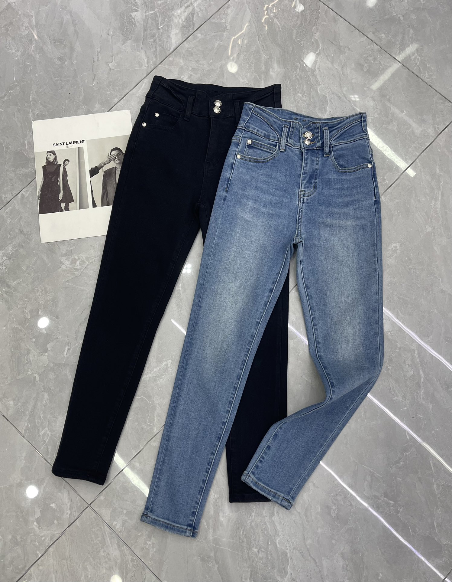 “High-End Women’s Suit with BALMAI* Double-Button Shorts and Modero Buttons” - 图片 1