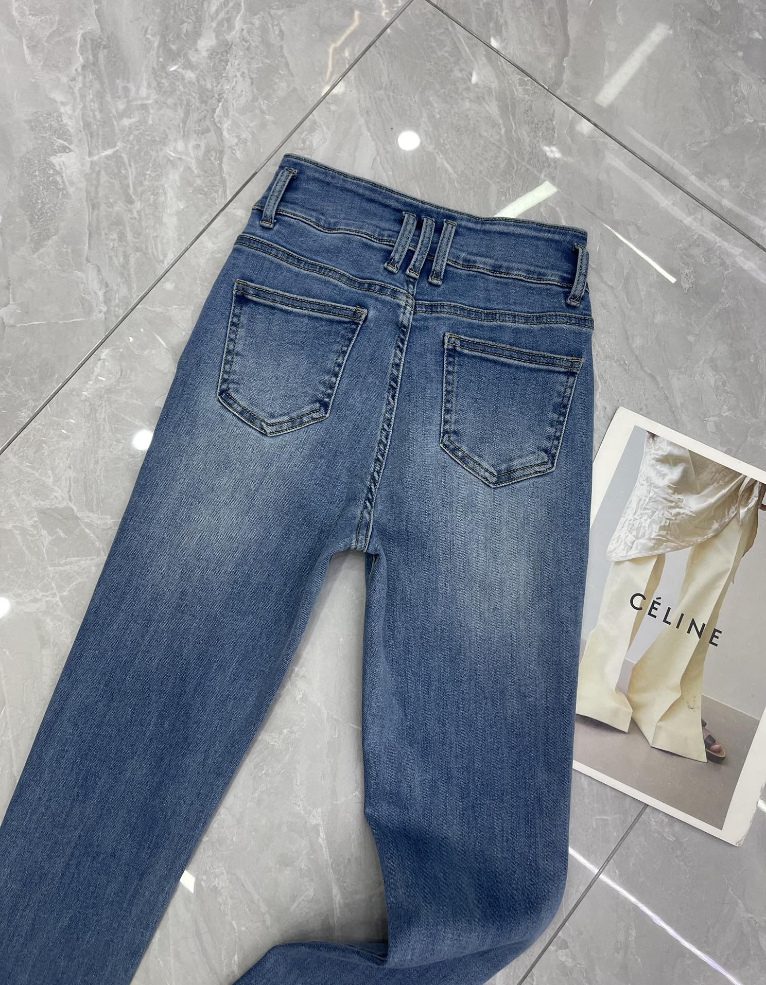 “High-End Women’s Suit with BALMAI* Double-Button Shorts and Modero Buttons” - 图片 8