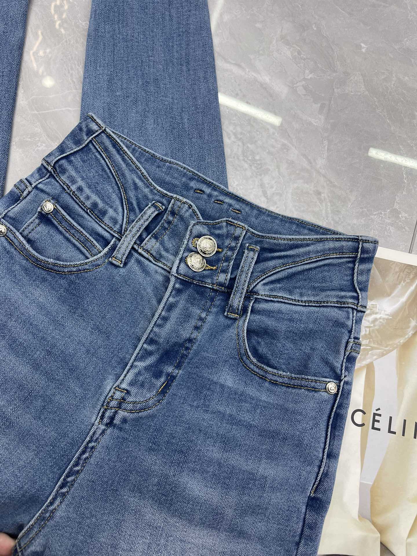 “High-End Women’s Suit with BALMAI* Double-Button Shorts and Modero Buttons” - 图片 6
