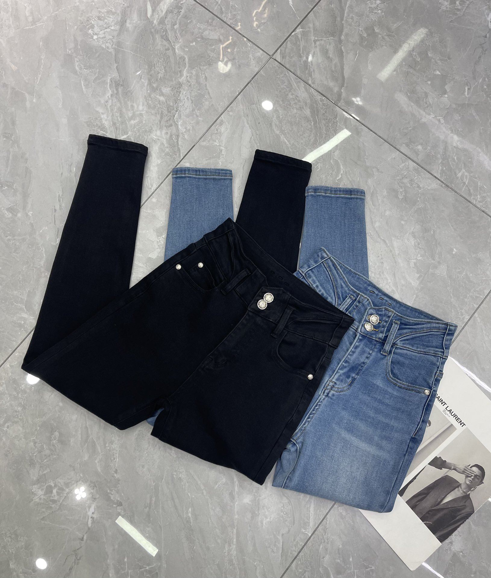 “High-End Women’s Suit with BALMAI* Double-Button Shorts and Modero Buttons” - 图片 2