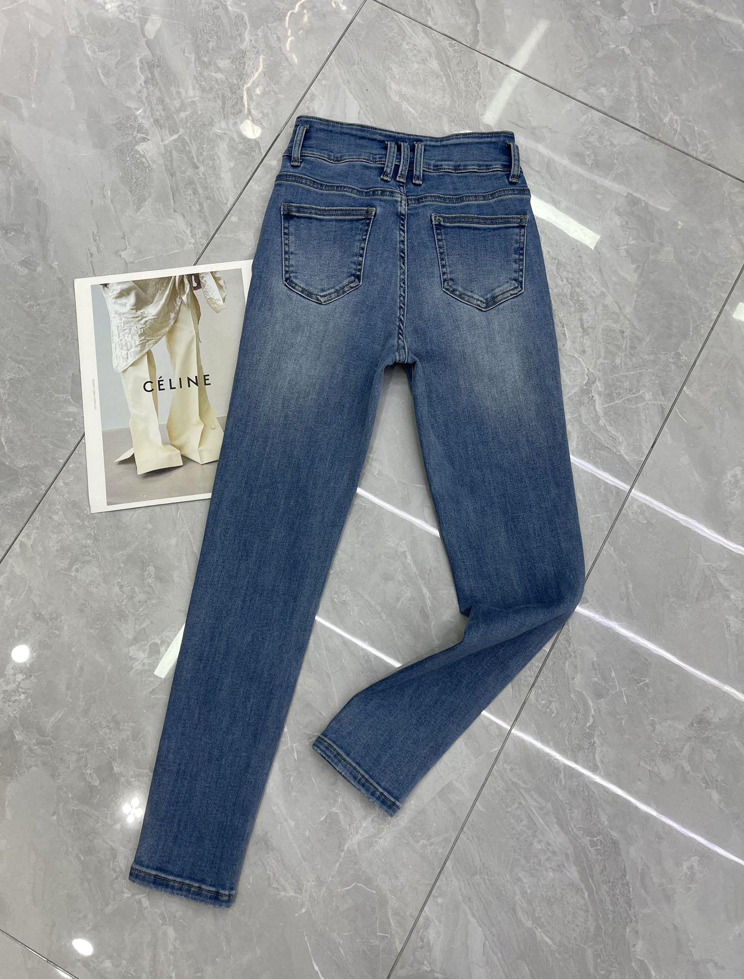 “High-End Women’s Suit with BALMAI* Double-Button Shorts and Modero Buttons” - 图片 7
