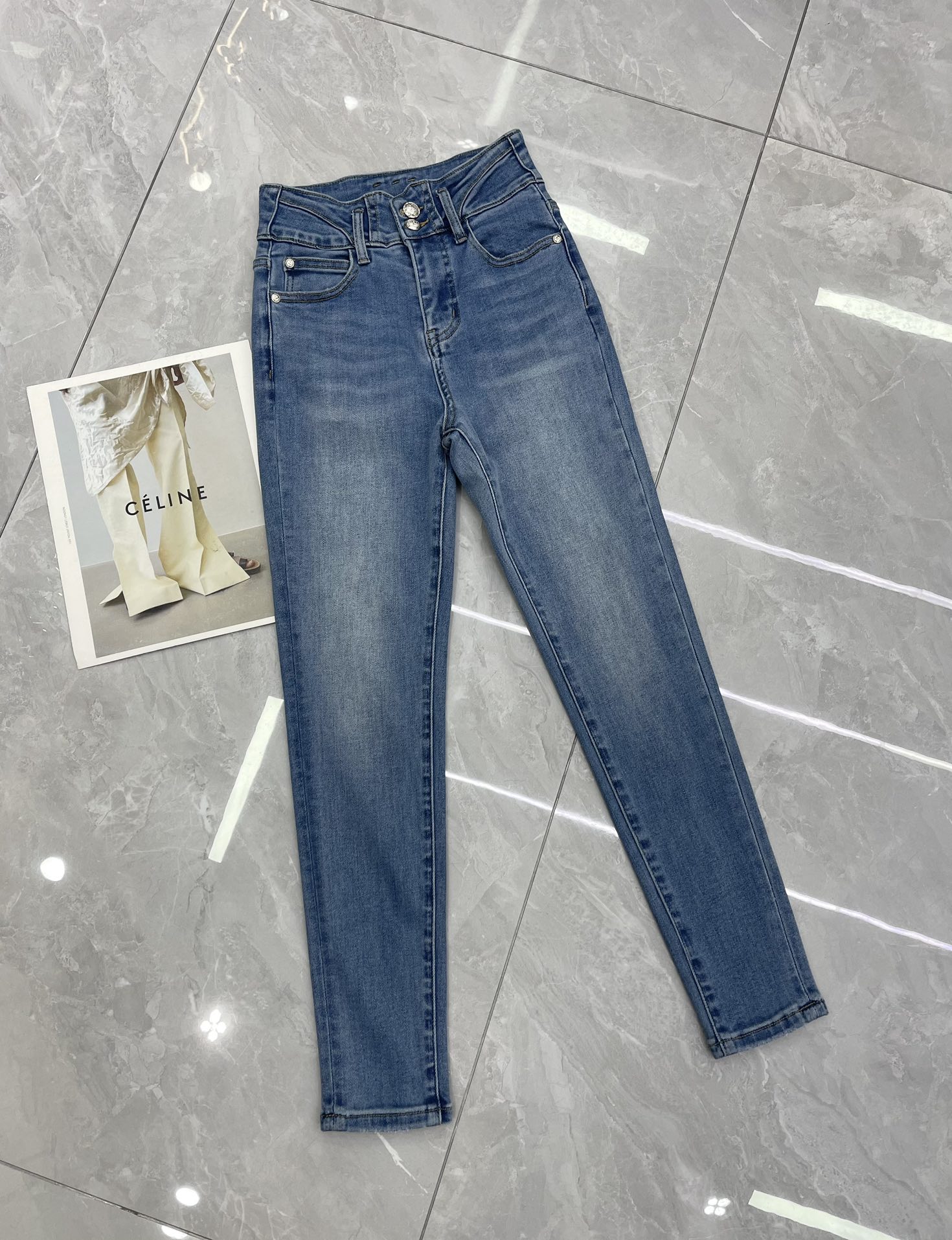 “High-End Women’s Suit with BALMAI* Double-Button Shorts and Modero Buttons” - 图片 3