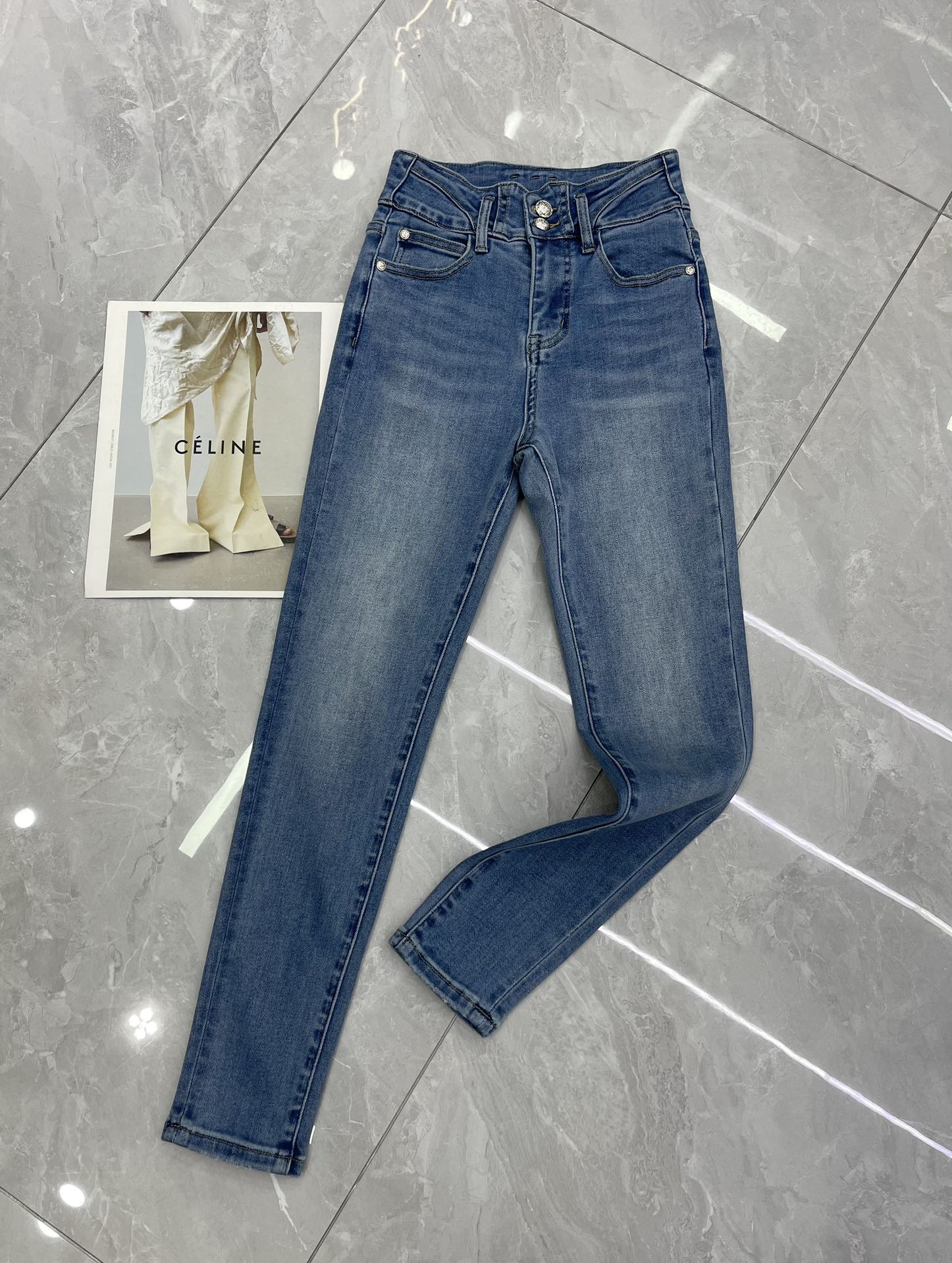 “High-End Women’s Suit with BALMAI* Double-Button Shorts and Modero Buttons” - 图片 4