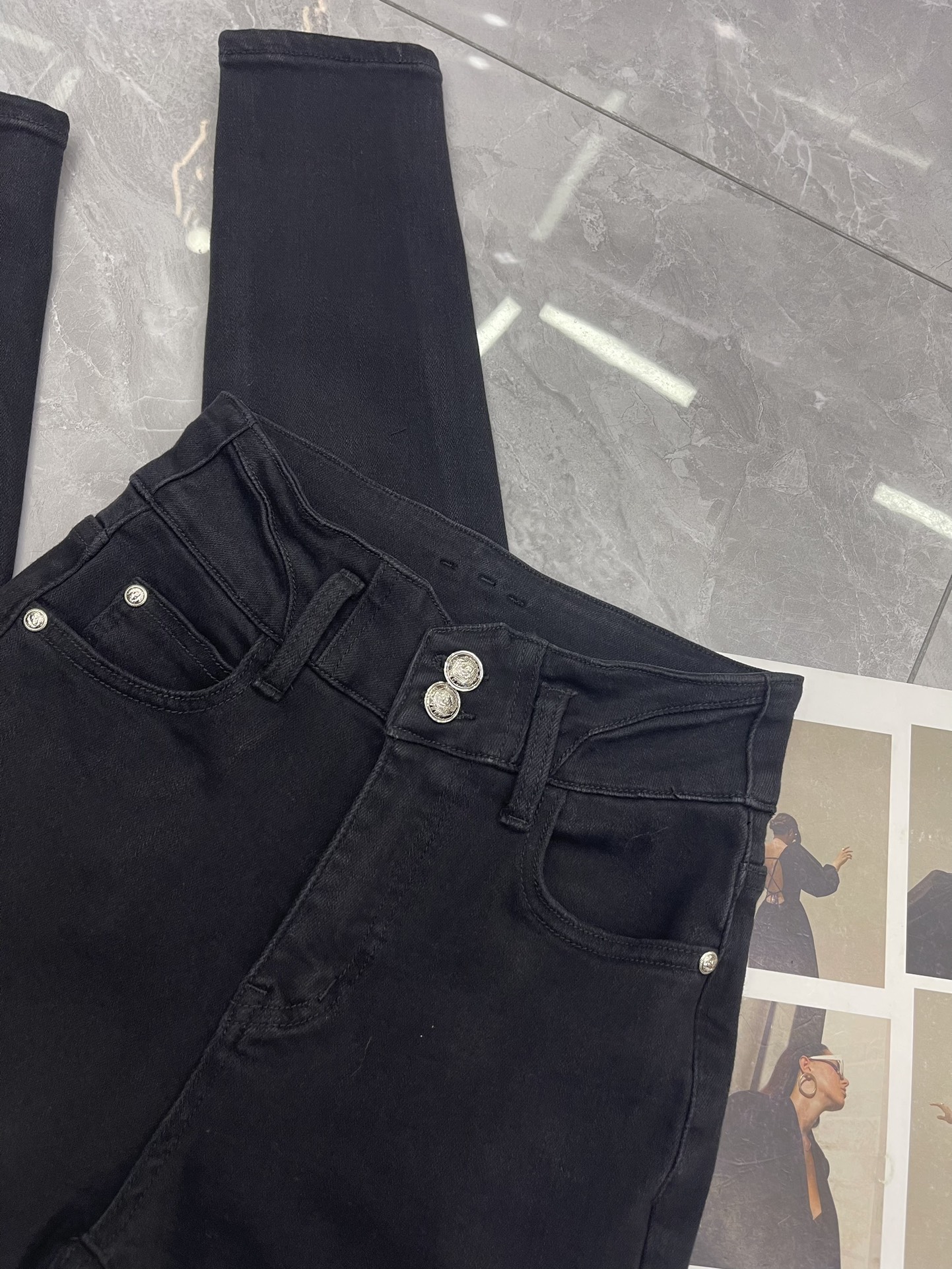 “High-Quality Women’s Suit with BALMAI* Double-Button Shorts and Modero Buttons” - 图片 6