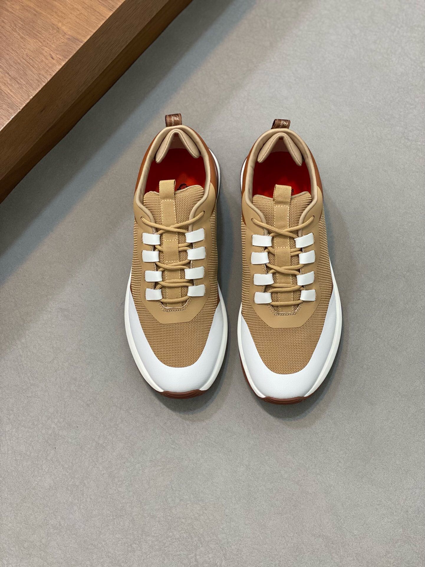 NO:217923,Brand Loro Piana color original color matching code number 39-46 customized 38.47 price Material Nouo Pianya autumn hot product shipped!  The window style LoroPiana mesh cowhide casual sports men's shoes This casual shoe is knitted with Wind fiber, presenting a unique three-dimensional effect. The unique style is slightly narrowed in the middle and is embellished with Naba Leather. The light rubber sole and edge studs enhance grip and stability. The functional details of the shoe are full of modern aesthetics. The upper uses hot melt edge sealing process. The light technical material of the Kummel color rubber outsole is inlaid with cushioning pads on the inner side of the sole, which makes the weight distribution more even and reduces the load during travel. The leather eyelets are directly placed on the upper fixed to the sole to ensure stability. The rear is equipped with cushioning pads to enhance the comfort of wearing. LP casual shoes, loro piana, loro piana, cowhide19860909品牌Loro Piana 颜色原版配色 码数39-46定做38.47 价格 材质诺悠翩雅秋季爆款出货！橱窗款LoroPiana网面牛皮休闲运动男鞋 这款休闲鞋采用Wind纤维针织而成,呈现出别致的立体效果,独特的版型在中段轻微变窄,并以纳巴革细节点缀.轻盈橡胶鞋底和边缘的鞋钉增强抓地力和稳定性,充满现代美感的功能细节设计为鞋子平添了运动风格.鞋面使用热熔封边工艺 Kummel色橡胶外底的轻盈技术材料鞋底内侧镶嵌着缓冲垫,让重量分配更平均,减轻行进间的负荷 皮革鞋眼直接设于固定在鞋底的鞋面上,以确保稳定性 后部搭配缓冲垫,以提升穿着舒适感,LP休闲鞋,loro piana,loro piana,cowhide,Men's shoes