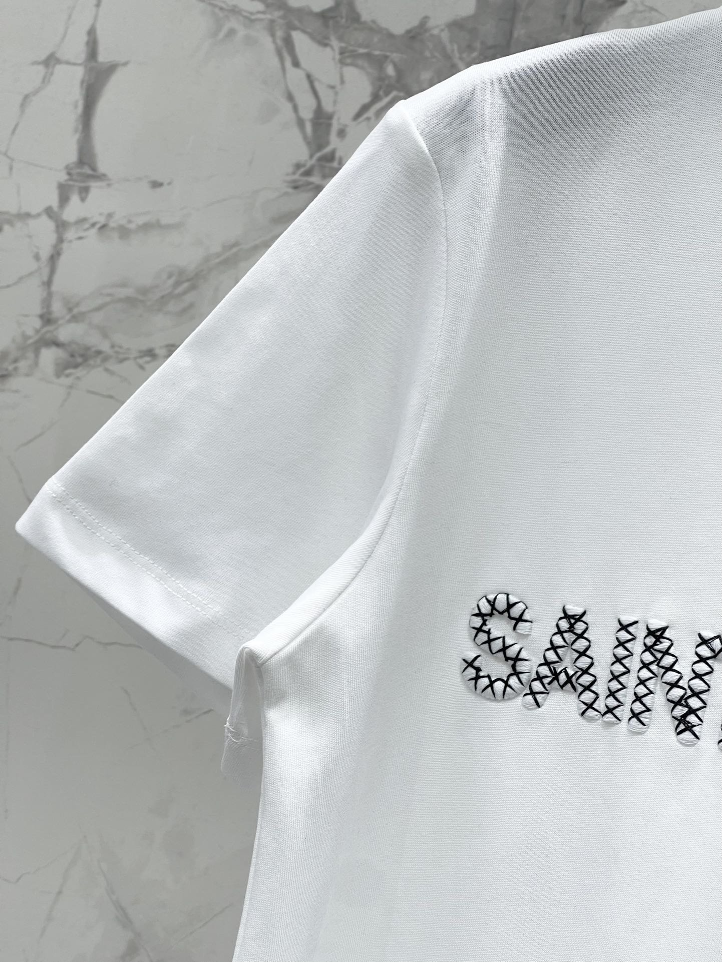 *2024夏季新款立体字母刺绣短袖一眼就被这款SAINTLAURENT的新款短袖吸引了！立体字母刺绣设计