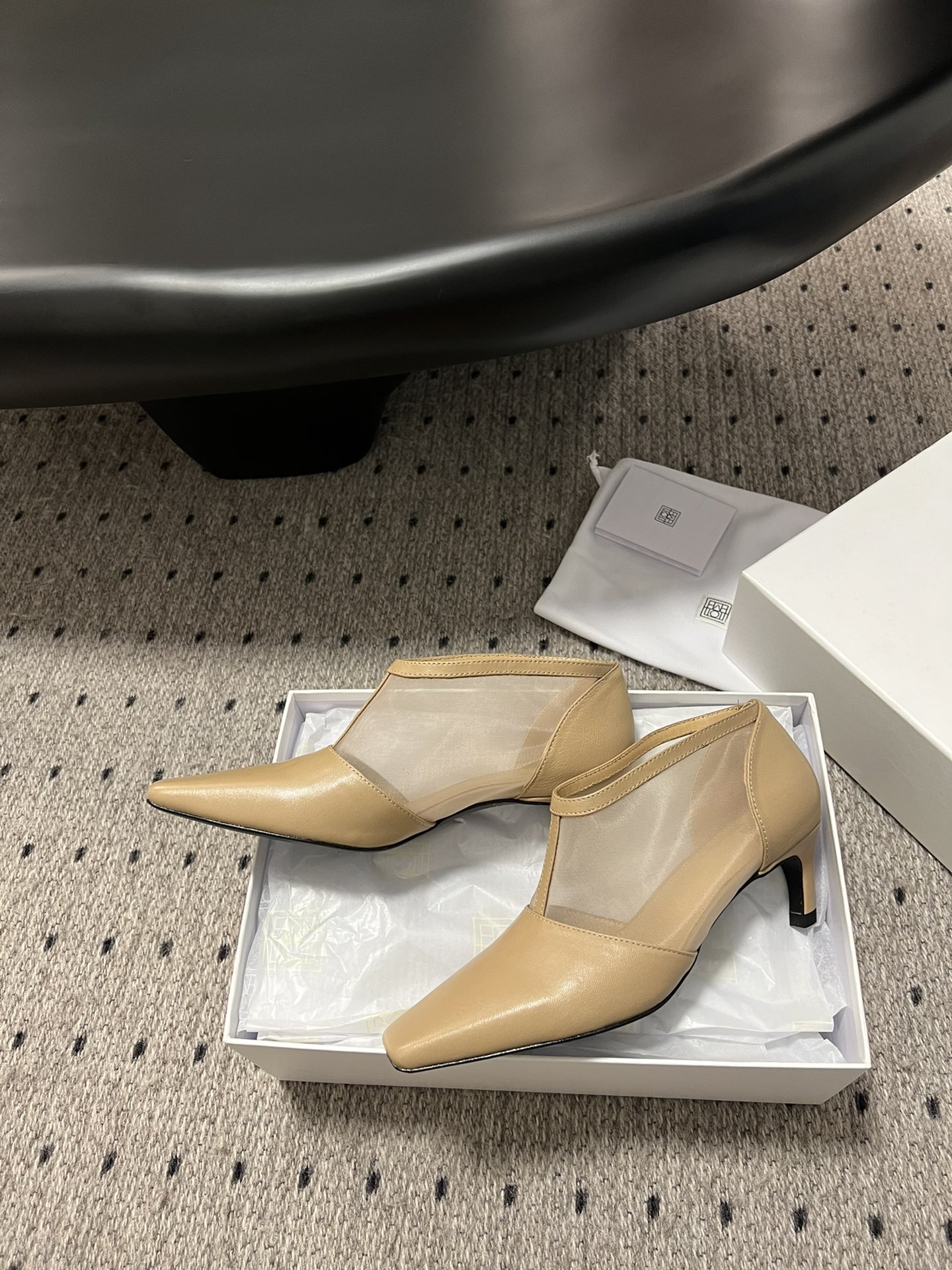 
独家早春新品 Totem* 网纱小方头小跟高裸靴

独家发售 太有特点啦！带有复古的味道 配上喇叭裤瞬