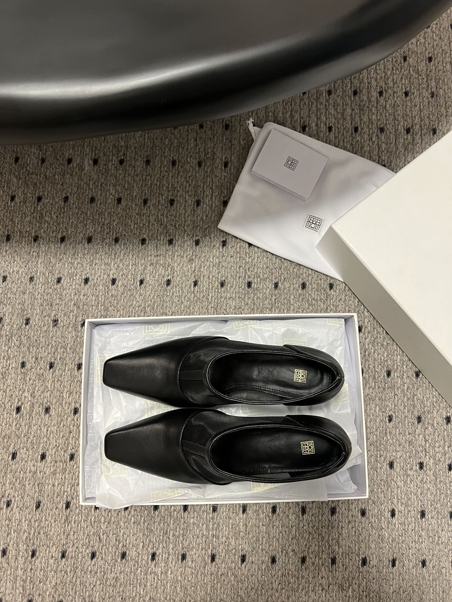 
独家早春新品 Totem* 网纱小方头小跟高裸靴

独家发售 太有特点啦！带有复古的味道 配上喇叭裤瞬