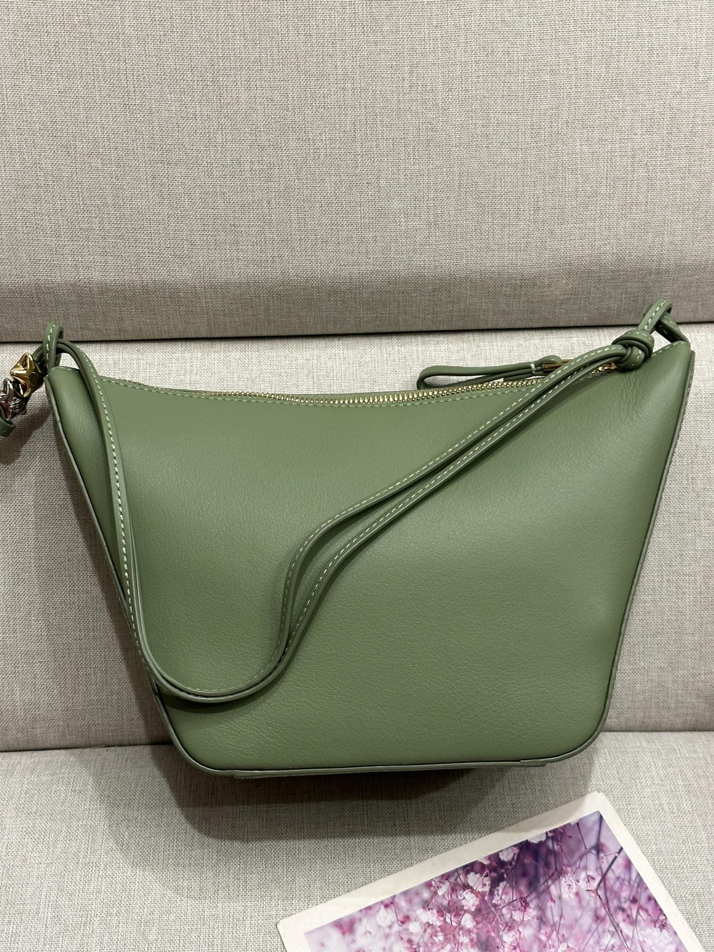 NO:176857,Genuine grade original leather LOw Chinese Valentine's limited [Star Hanging) model 924 Hammock hobo handbag Deconstructs the classic handbag's design that can easily change shape, retain the representative hammock shape, creating a fashionable and ergonomic hobo handbag. This mini version is made of classic cowhide leather, and knotted cowhide straps can be customized. * Can be shoulder-back, cross-back or hand-held* Zipper opening and closing* Cowhide zipper head* Herringbone cotton canvas lining* size: 28*17*9.5CM, super-grade Loewe, cowhide19860909正品级 原厂皮 LOw 七夕限定［星星挂饰）型號924 Hammock hobo手袋 将经典手袋能轻松改变形状的设计进行解构,保留颇具代表性的吊床造型,打造出一款时尚百搭且符合人体工学的hobo手袋.此迷你版本采用经典牛皮革制成,打结牛皮革带子可进行个性化设计.*可肩背、斜背或手提*拉链开合*牛皮革拉链头*人字纹棉质帆布衬里* size:28*17*9.5CM,特级罗意威,loewe,cowhide,Bag