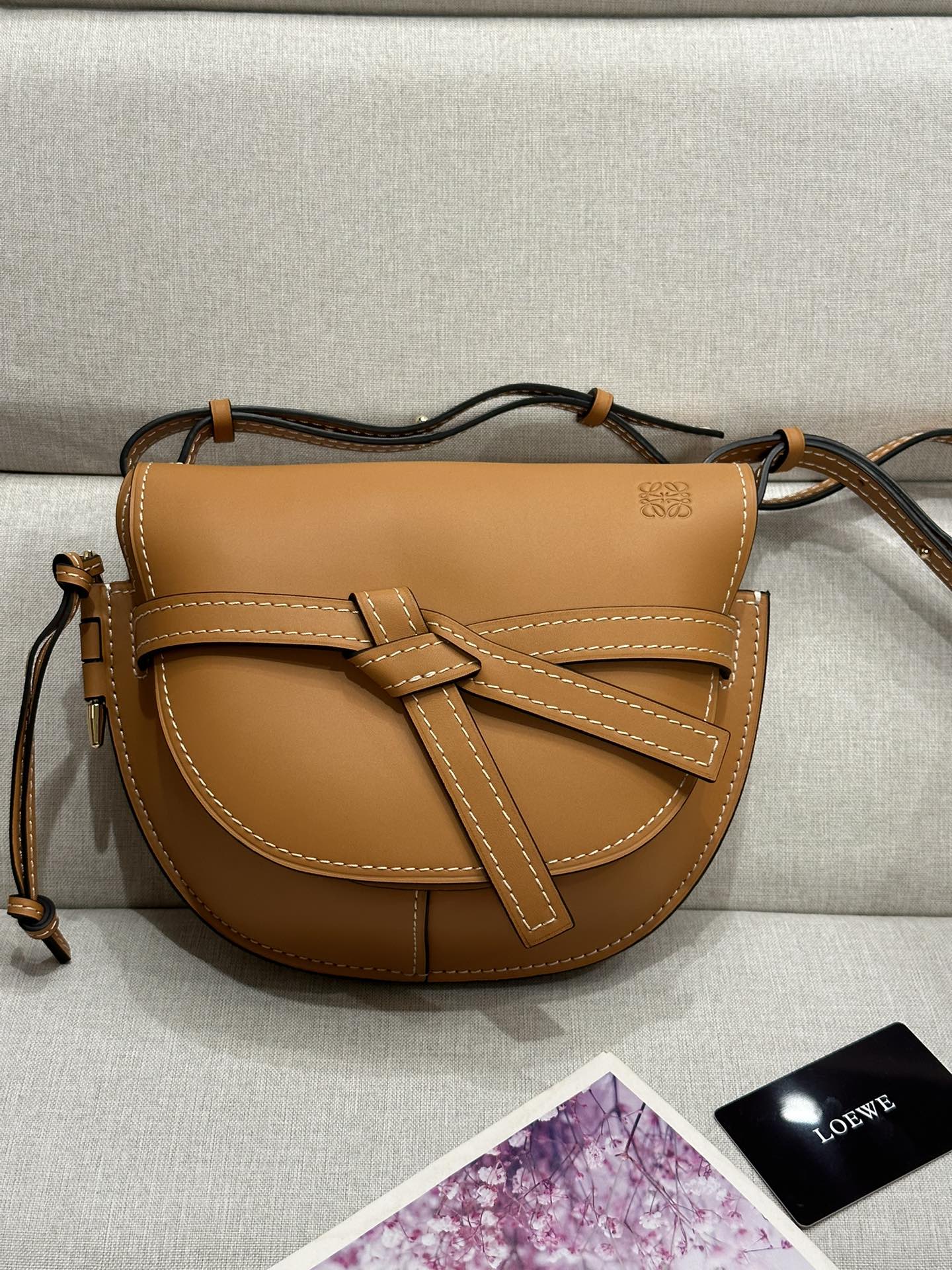 NO:176853,Genuine grade original leather Gate rosy industry conscience, craftsmanship, the most discerning saddle bag, no bad reviews! ! ! Gate saddle bag retro and neutral bow buckle is both decorative and the only opening and closing socket for the cover is super playful. Girly heart is full of skin inside and outside. Custom-grade calfskin small size20*19*12cm 56t20, special grade Luo Yiwei, loewe, cowhide19860909正品级 原厂皮 Gate 土黃 业界良心 匠心之作 最屌马鞍包 无一差评！！！Gate马鞍包复古又中性蝴蝶结包带扣即是装饰又是包盖的唯一开合插口超级俏皮 少女心十足里外全皮 定制级小牛皮小号size20*19*12cm 56t20,特级罗意威,loewe,cowhide,Bag