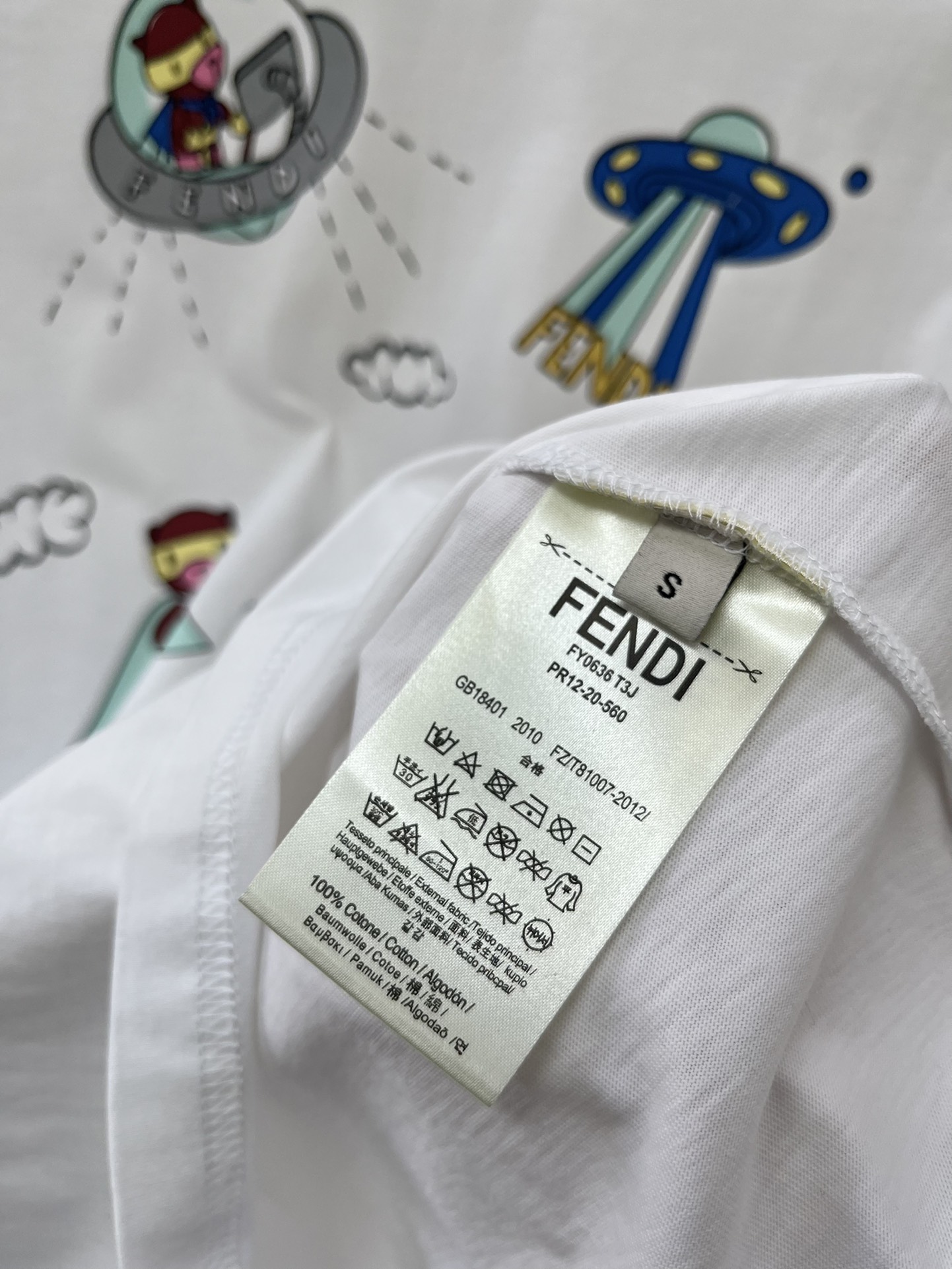 4/爆款现货原单品质FEND*24春夏新品短袖T恤精致常规版型上身巨显瘦！定制最新字母印花低调奢华！时髦