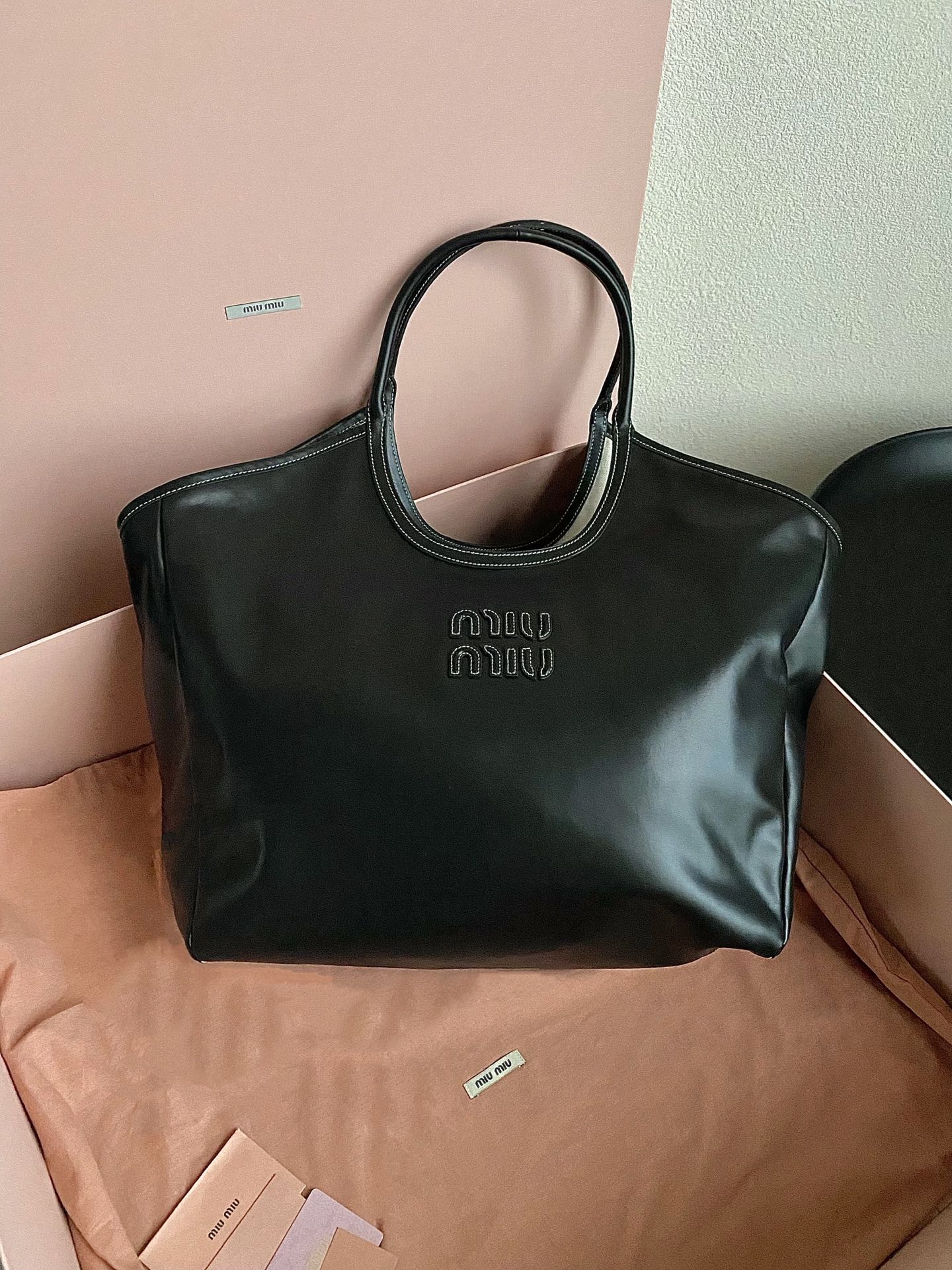 P950 克色 5BG276, nuevo tote de edición limitada de Isetan de Miu, promocionado en la web oficial, este año definitivamen…