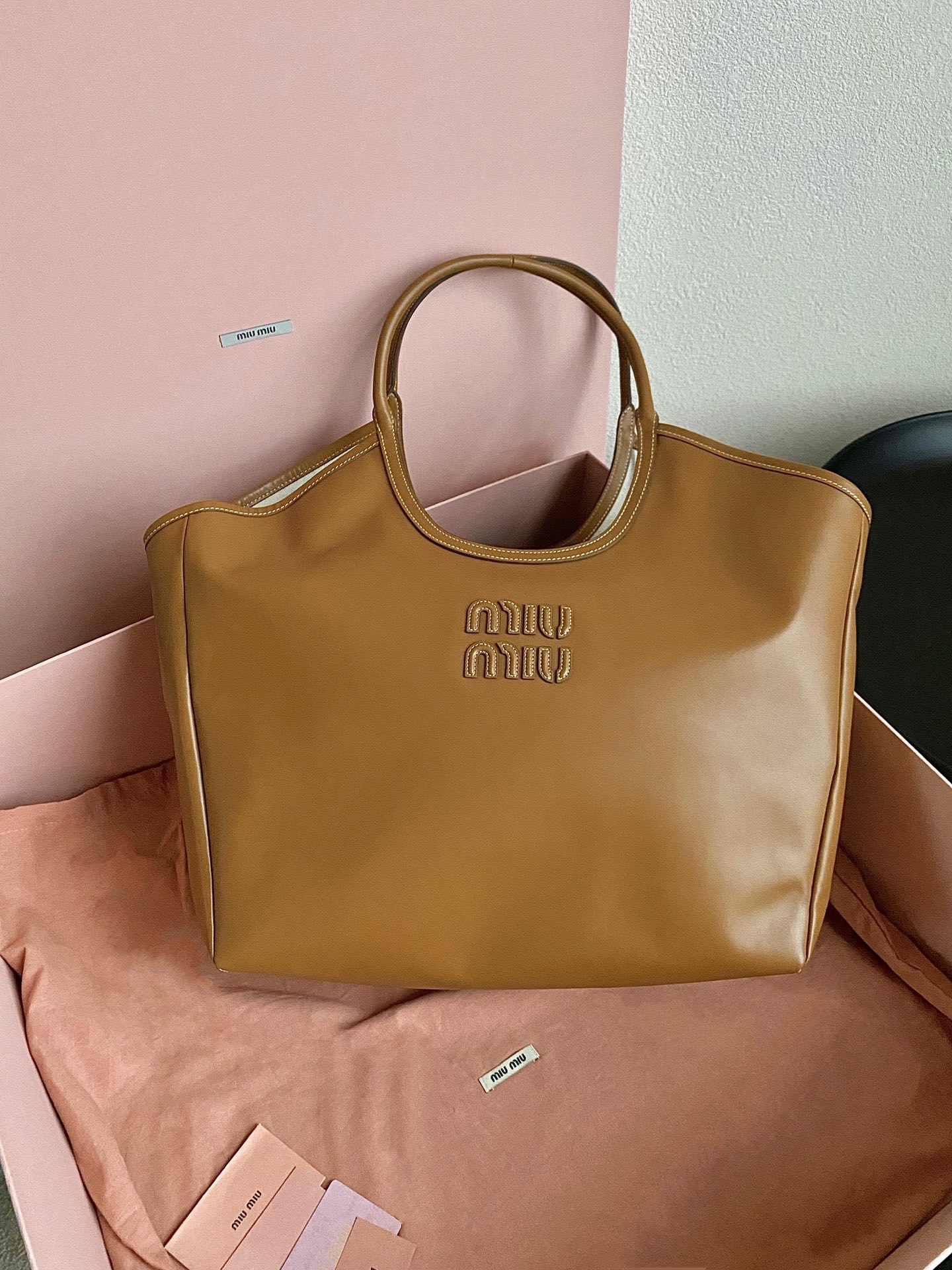 P950 5BG276, nuevo tote de edición limitada de Isetan de Miu, promocionado en la web oficial, este año definitivamente …