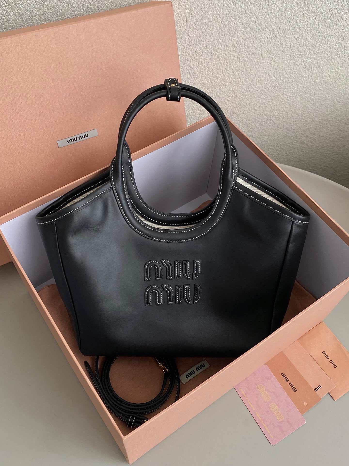 P740, 5BG288, nuevo bolso tote edición limitada Isetan de Miu Miu, promocionado en la web oficial, definitivamente el m…